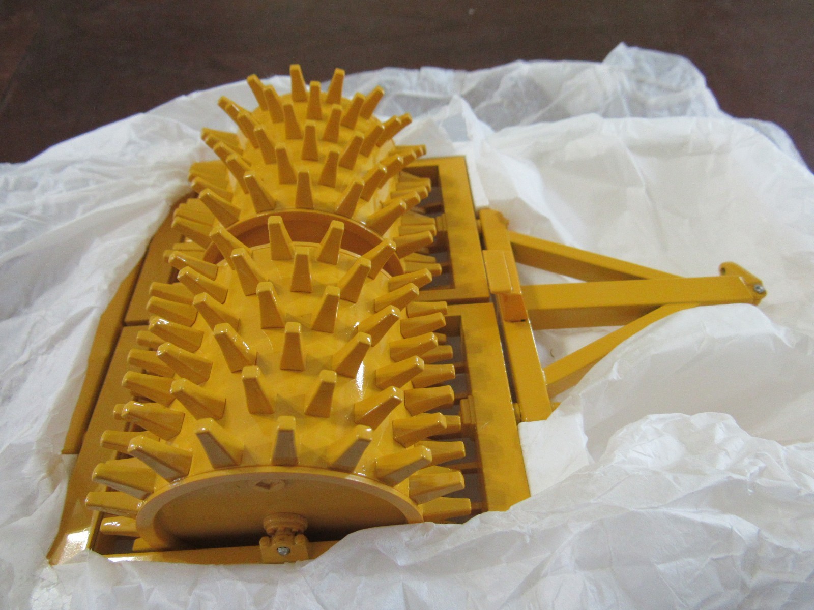 FIRST GEAR 1/25 CONSTRUCTION PIONEERS SHEEP’S FOOT COMPACTOR – NIB