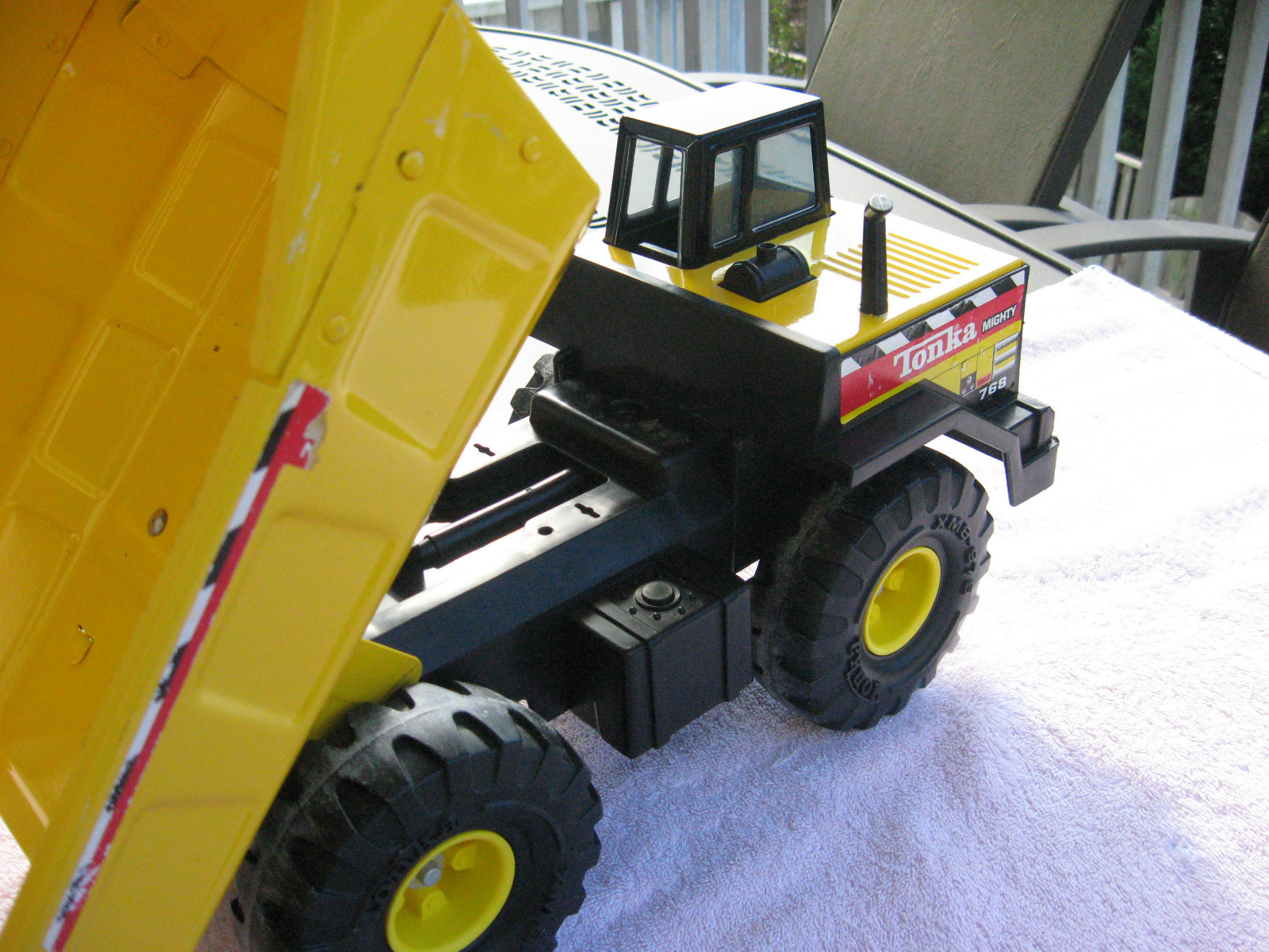 1999 TONKA NO. 768 MIGHTY DUMP TRUCK 16″ LENGTH~ PRESSED-STEEL