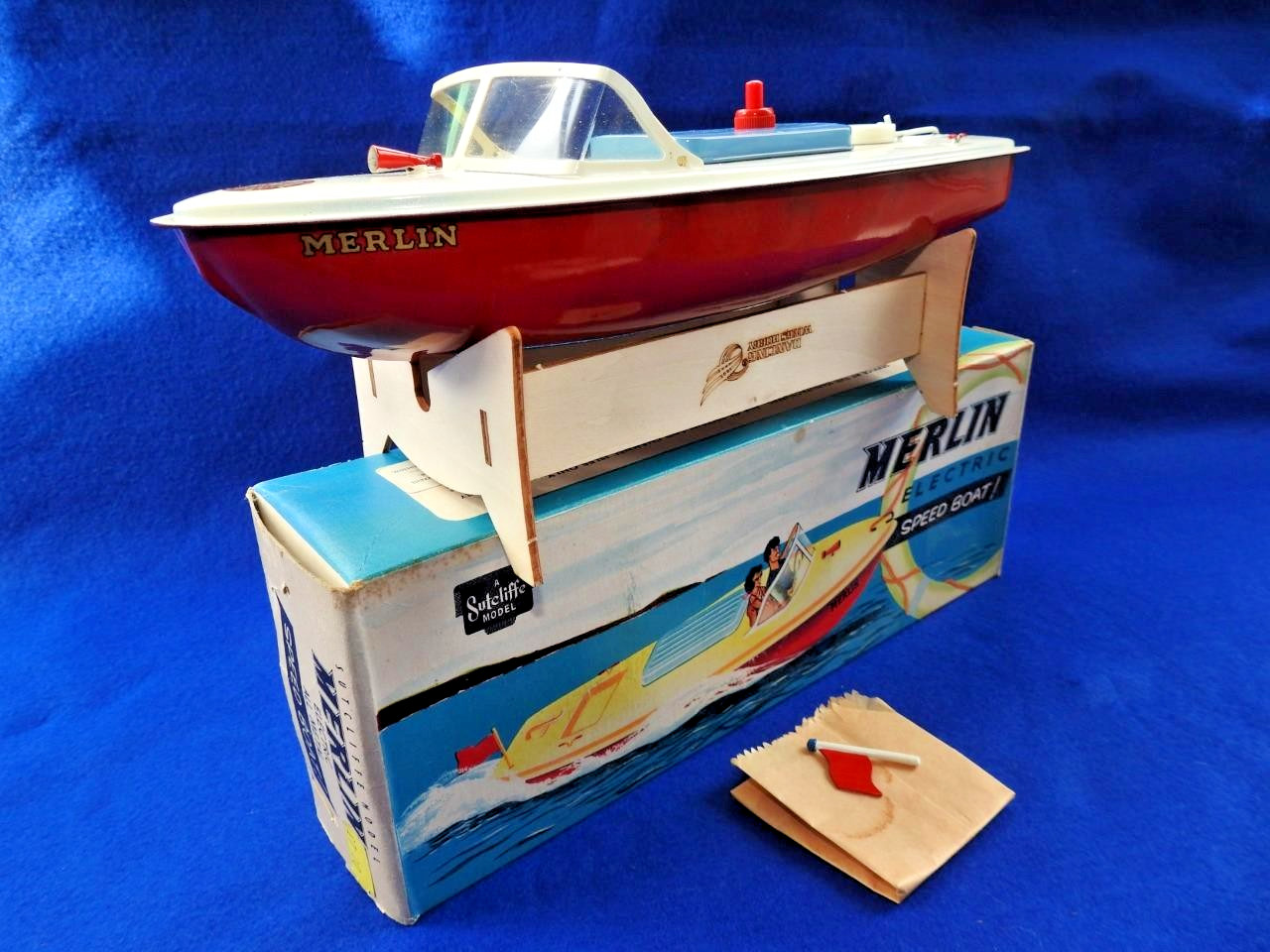 SUTCLIFFE MERLIN 1973 PRESSED STEEL ELECTRIC SPEED BOAT VNM IN BOX + FLAG