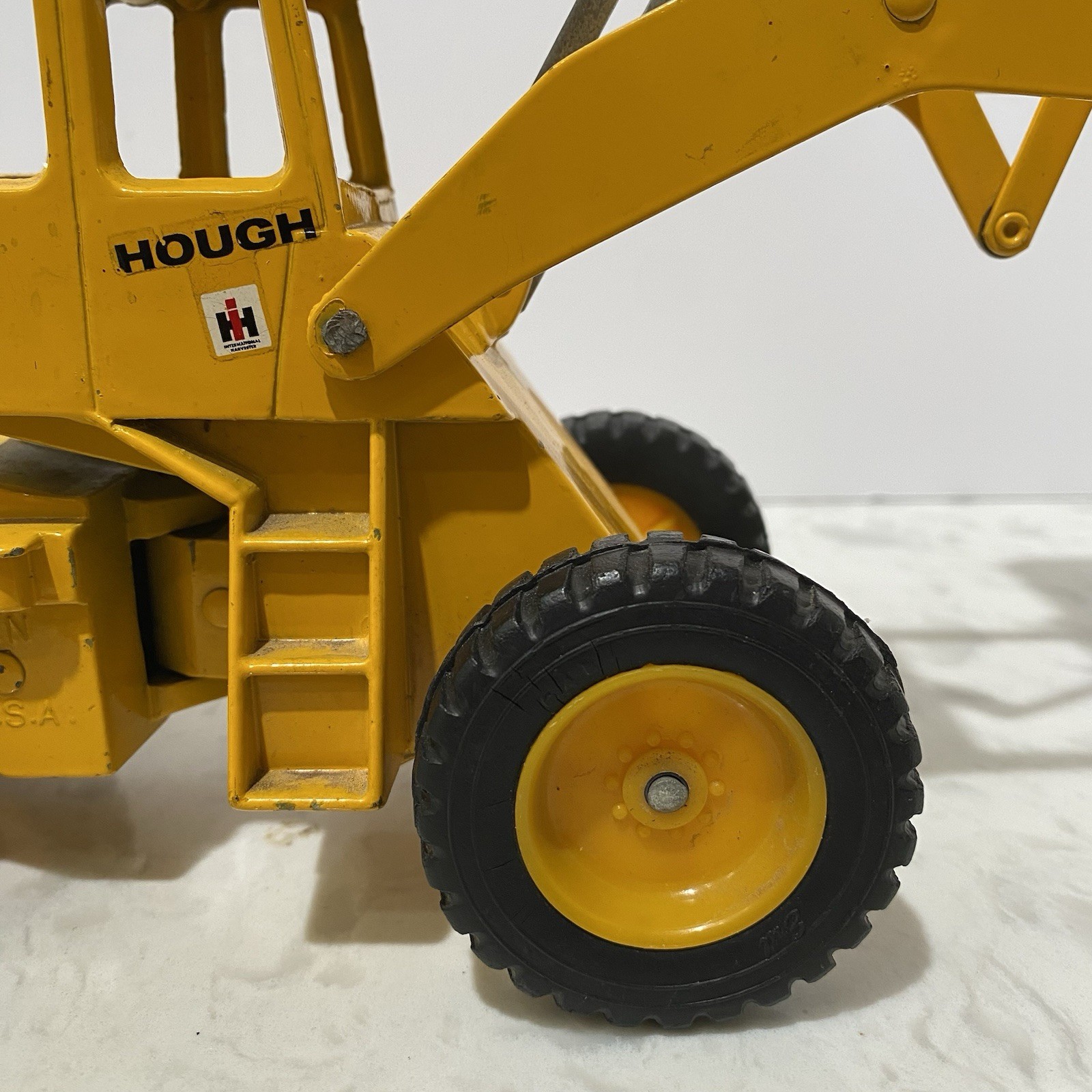 ERTL International Harvester IH Hough Payloader Articulated Bucket Loader