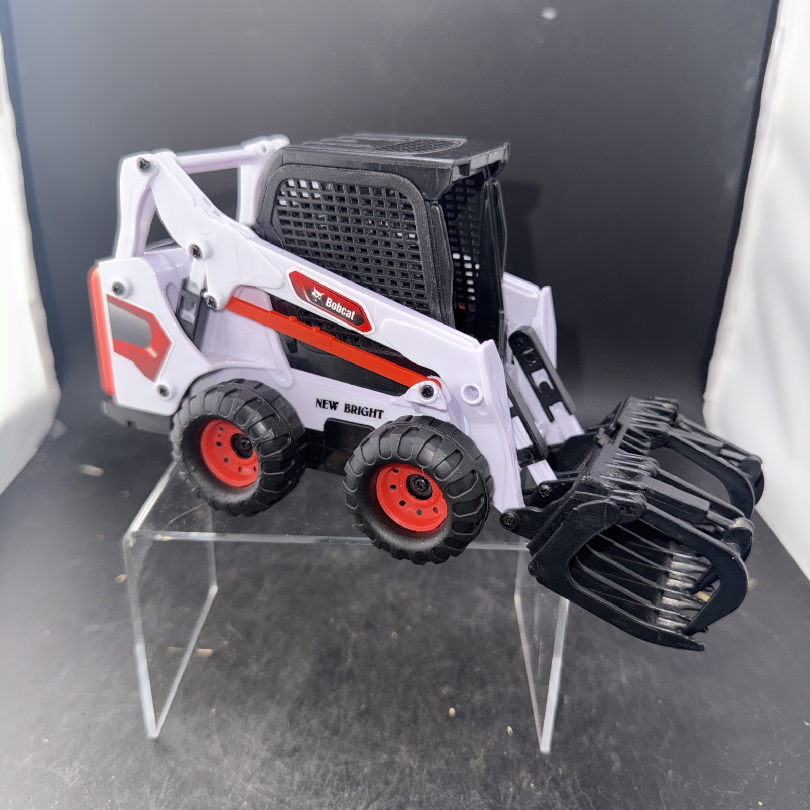 New Bright Bobcat Skid Steer Loader Grapple Bucket Construction Toy Vehicle