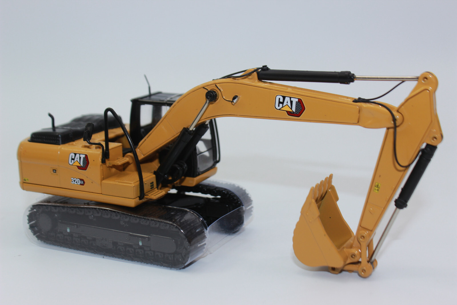 Diecast Masters 85674 Caterpillar 320 GX Excavator Diecast Stand Model 1:50