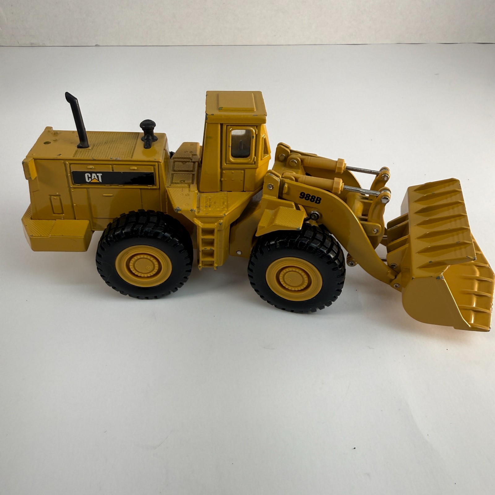 ERTL CAT Caterpillar Wheel Loader 988B Yellow Die Cast Model Vintage