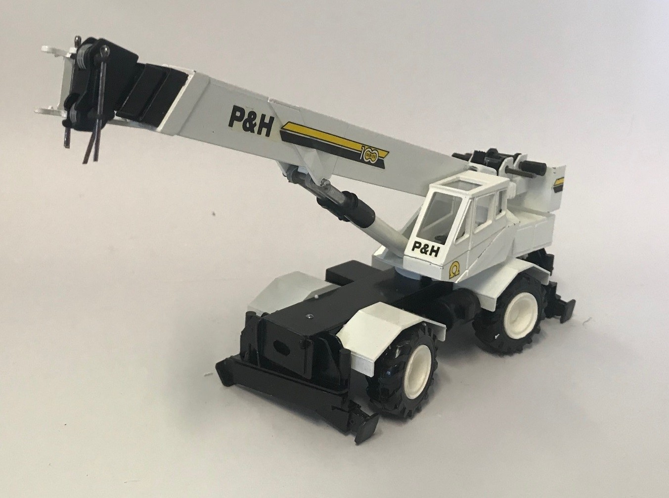 CONRAD – USED – P&H Omega White Off Road Crane – 1/50 – CON2075OMEGA