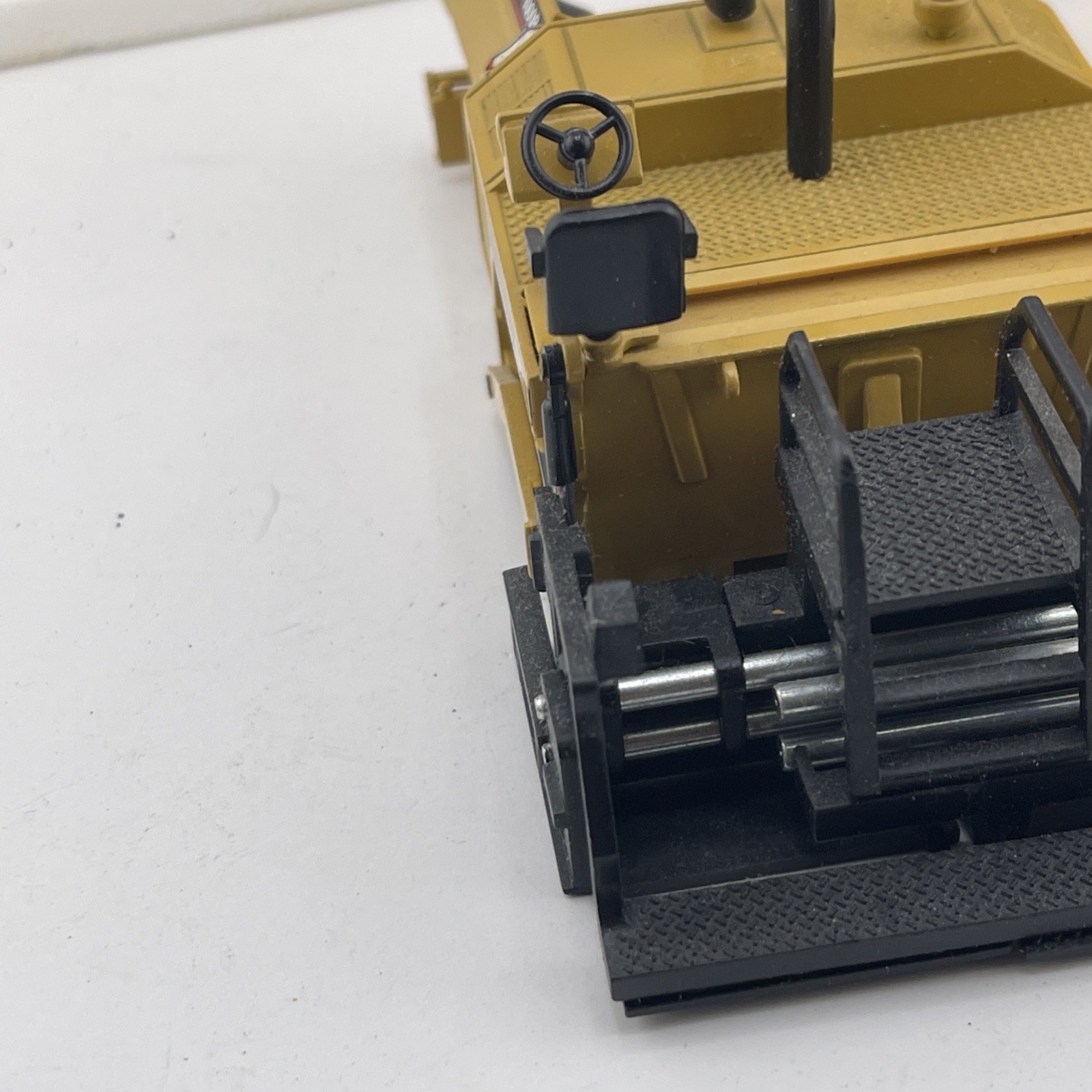 Caterpillar Cat AP-1000B Asphalt Paver – NZG 1:50 Scale Diecast Model #479.1 New