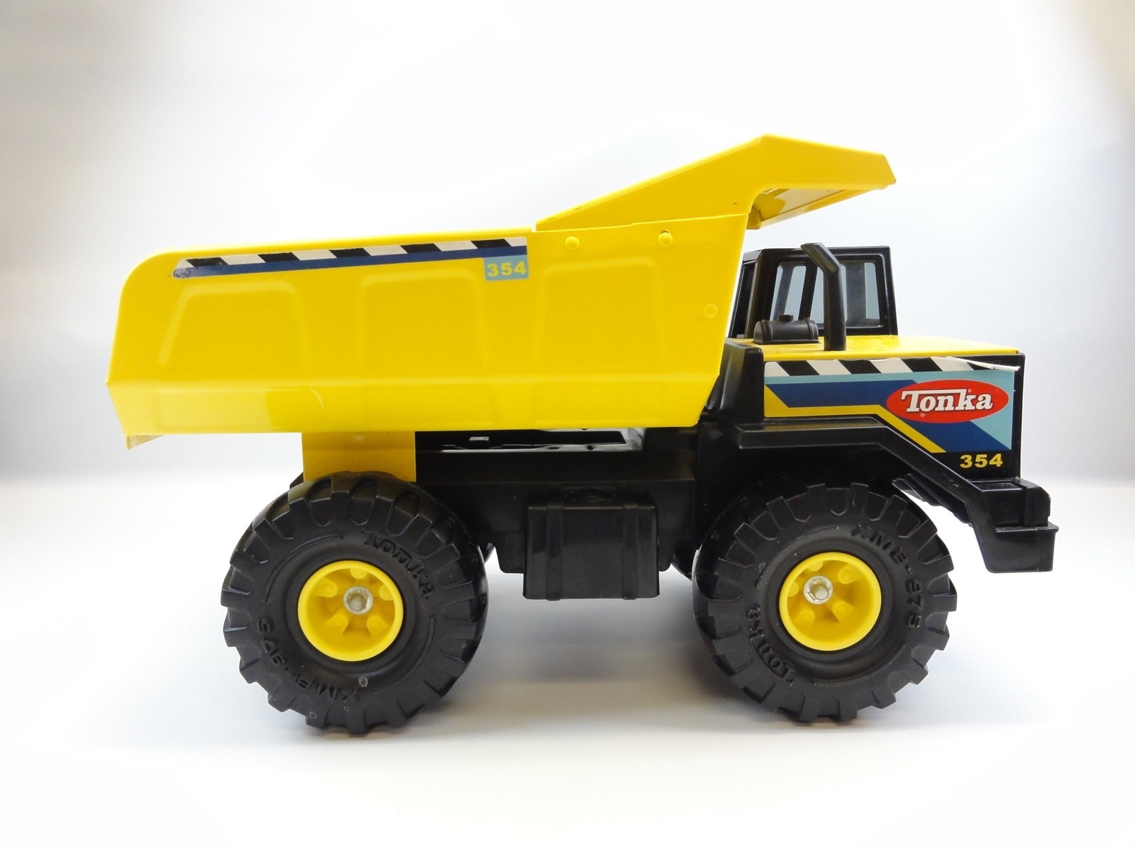Tonka #354 Mighty Dump Truck Large Yellow Black Metal Plastic 17” x 10-1/2” x 8″