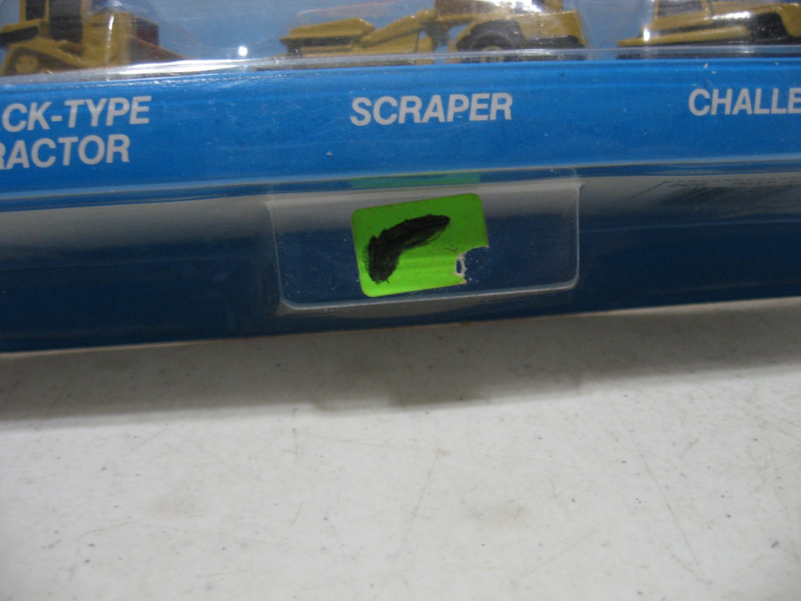 ERTL 2428 Mighty Movers Caterpillar Track -Type Tractor Scraper Challenger