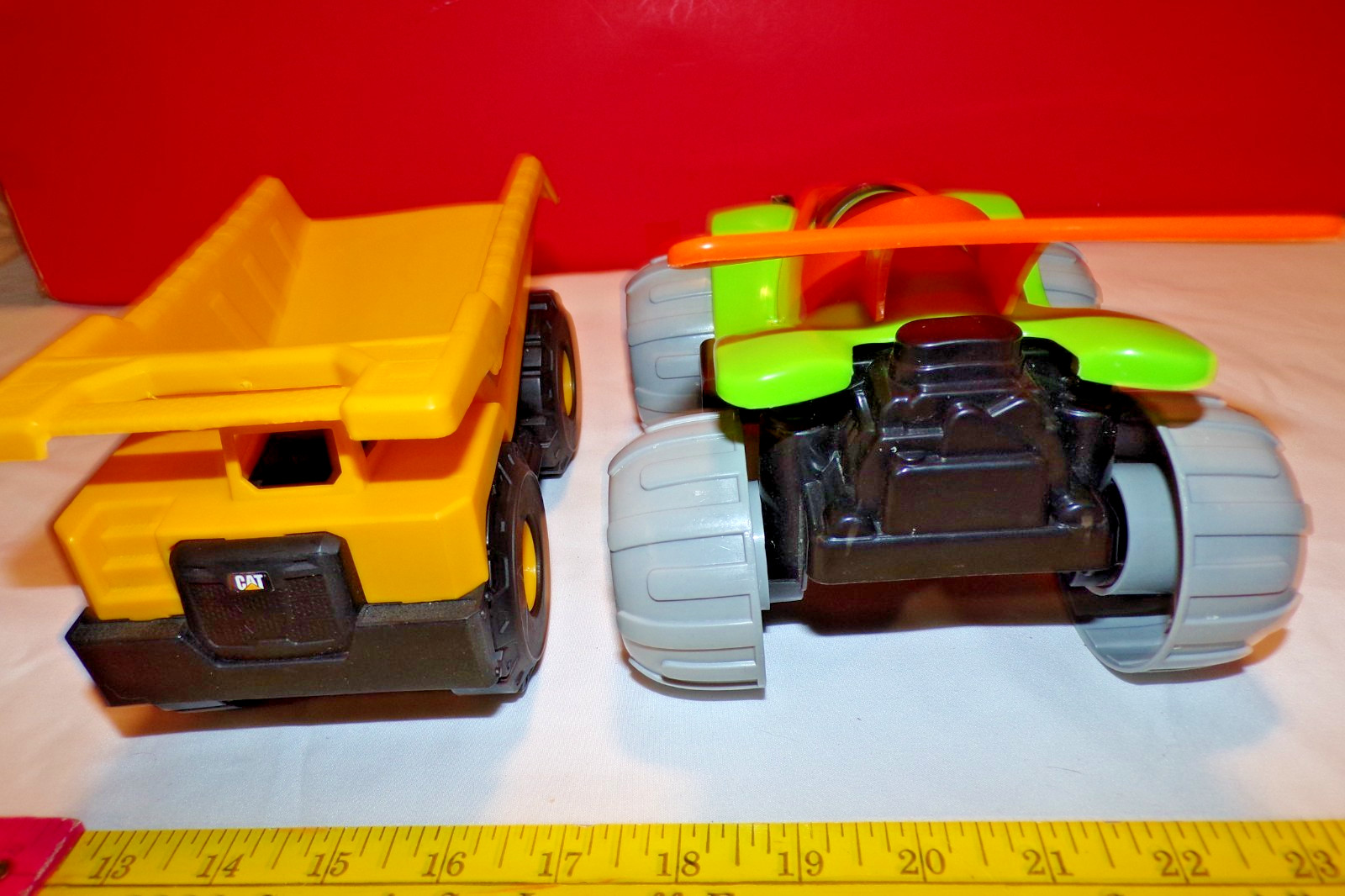 Funrise CAT Dump Truck Vehicle 10″ L Plastic Vietnam 2019 & LARGE SAND RACER LOT