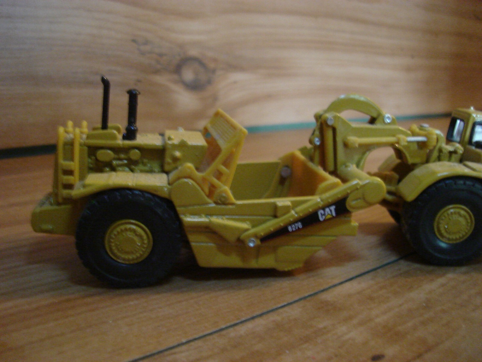 Norscot HO Scale Cat 627G Auger Scraper With Auger/ Cat D5M LGP Track