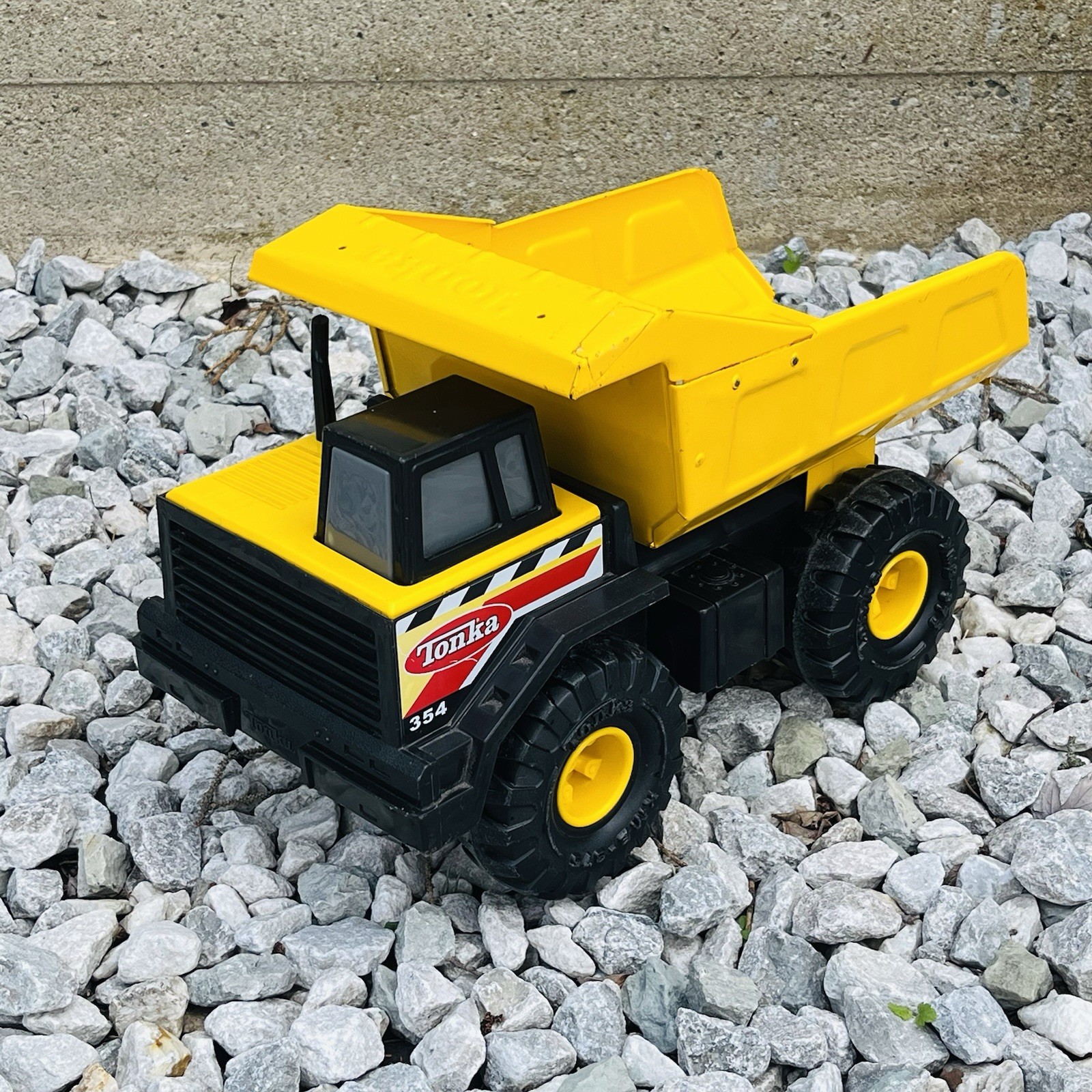 Classic Tonka 2012 Mighty Dump Truck 354 XMB 975 Tires Pressed Steel FAST SHIP