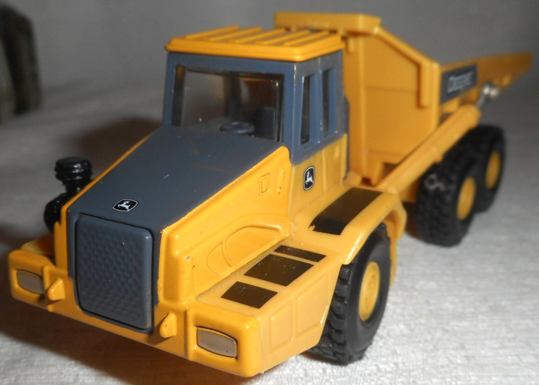 ERTL John Deere Articulated Dump Truck 5.5″ Long 1/64 Scale Diecast Plastic READ