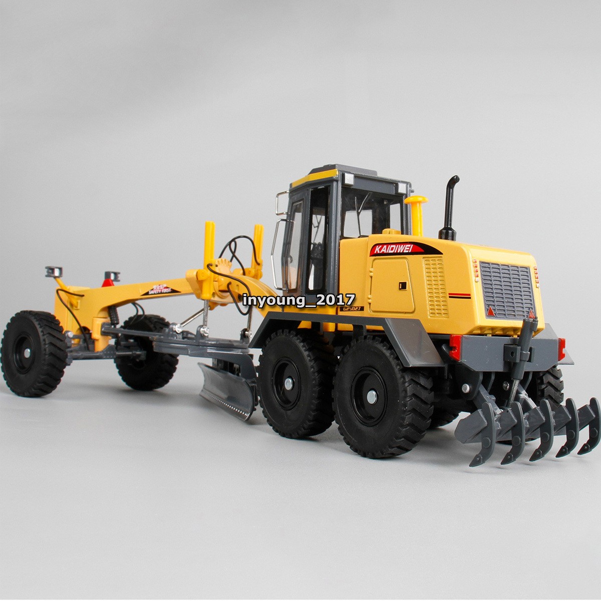 1:35 Grader Truck Toy Diecast Construction Toys Vehicle for Boys Kids Adults