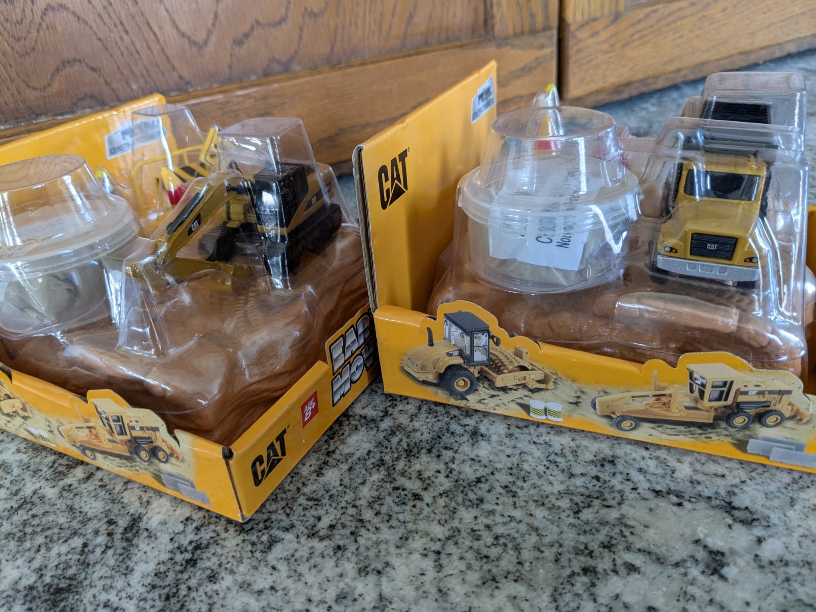 2 pc Diecast Masters CAT earth movers 1:87 HO Scale
