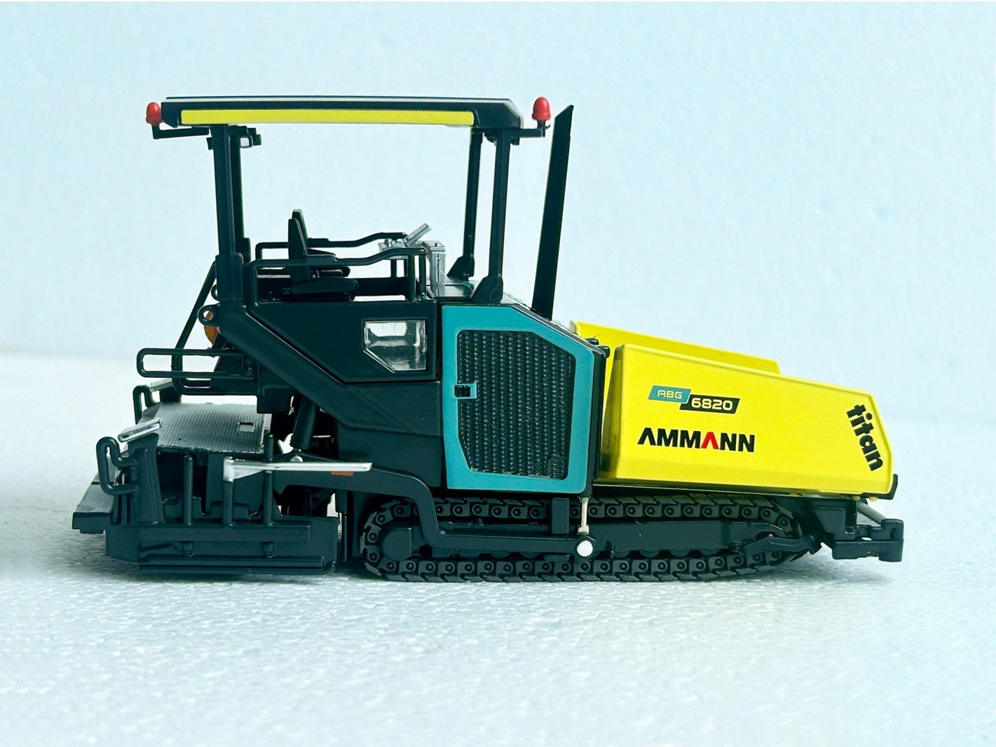 1/50 Scale AMMANN ABG 6820 TRACKED ASPHALT PAVER Green Diecast Model Toy Gift
