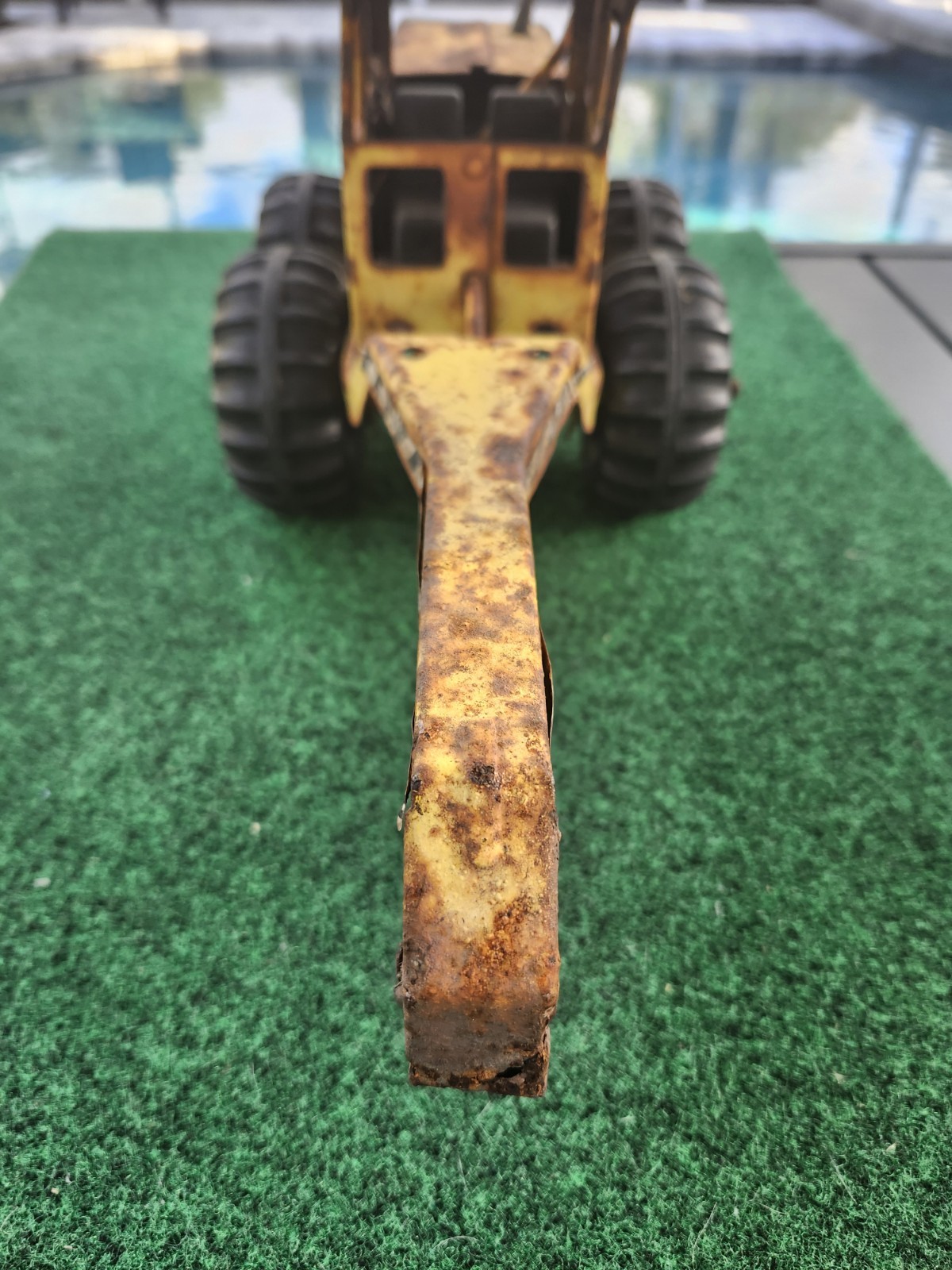 Tonka Grader Model 2510 missing blade and front end.