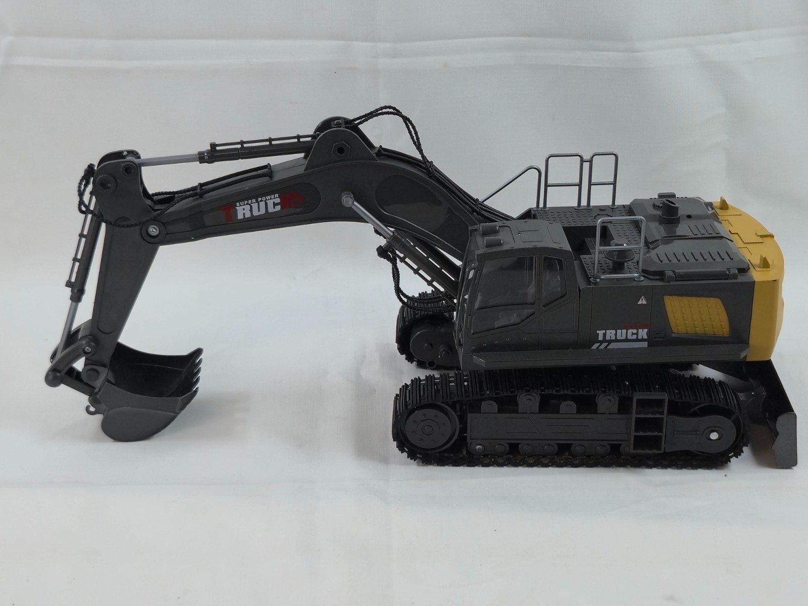TRUCK 15-Channel RC Excavator Alloy Spray Sound Lights Remote Control Toy 6+