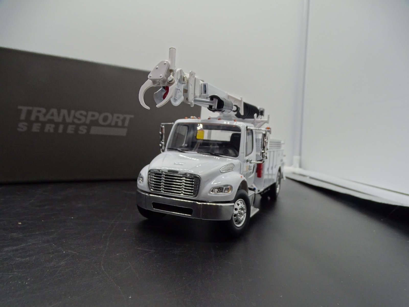 Diecast Masters 71110 1/32 FREIGHTLINER M2 106 WITH ALTEC DC47 DERRICK