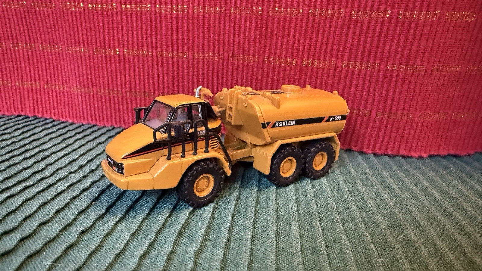 Norscot CAT Caterpillar Truck with Klein K-500 Water Tank 1:87 Die Cast Diecast