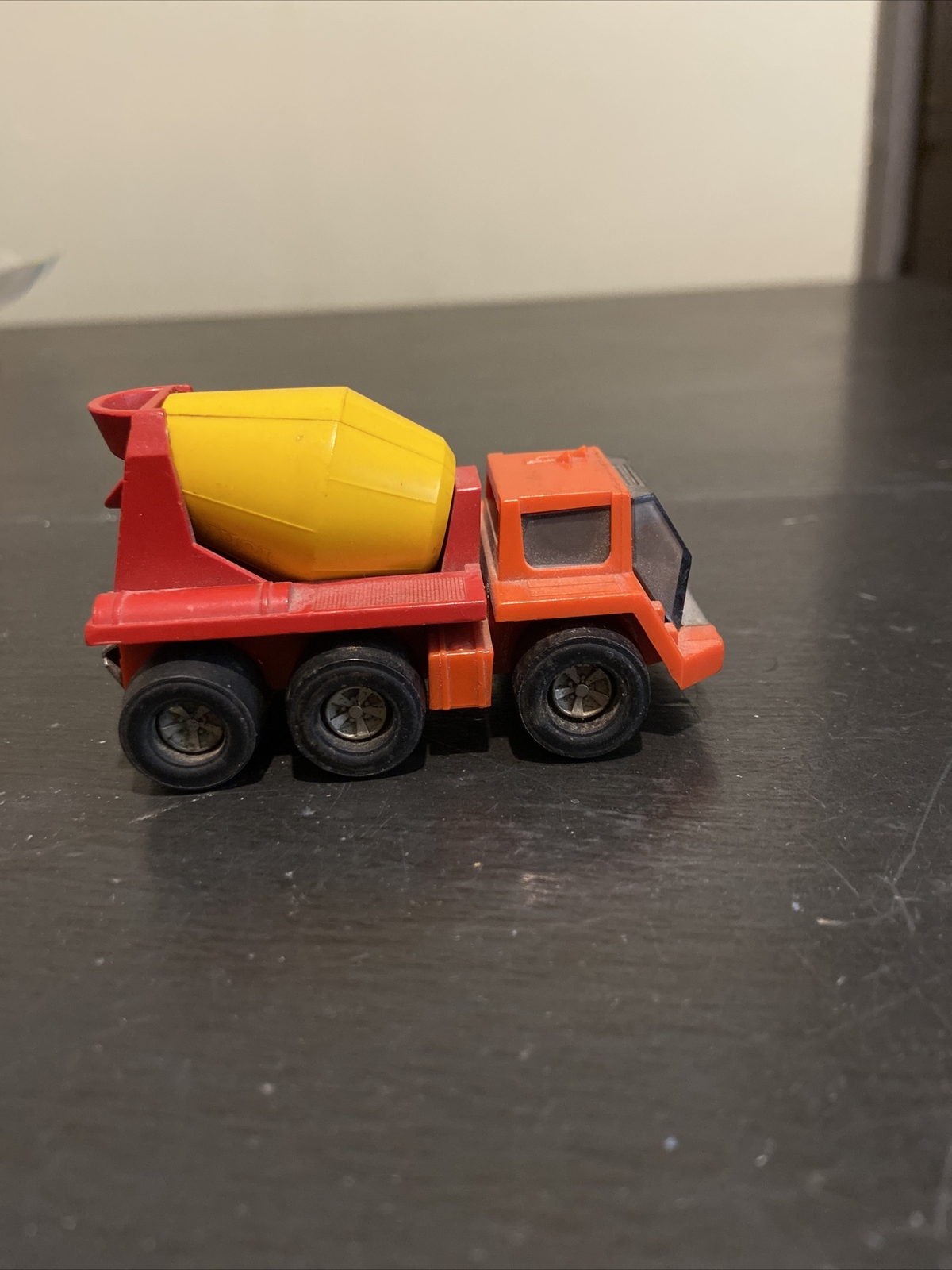 VINTAGE TONKA CEMENT MIXER TRUCK RARE 3″ ORANGE RED YELLOW PLASTIC & METAL