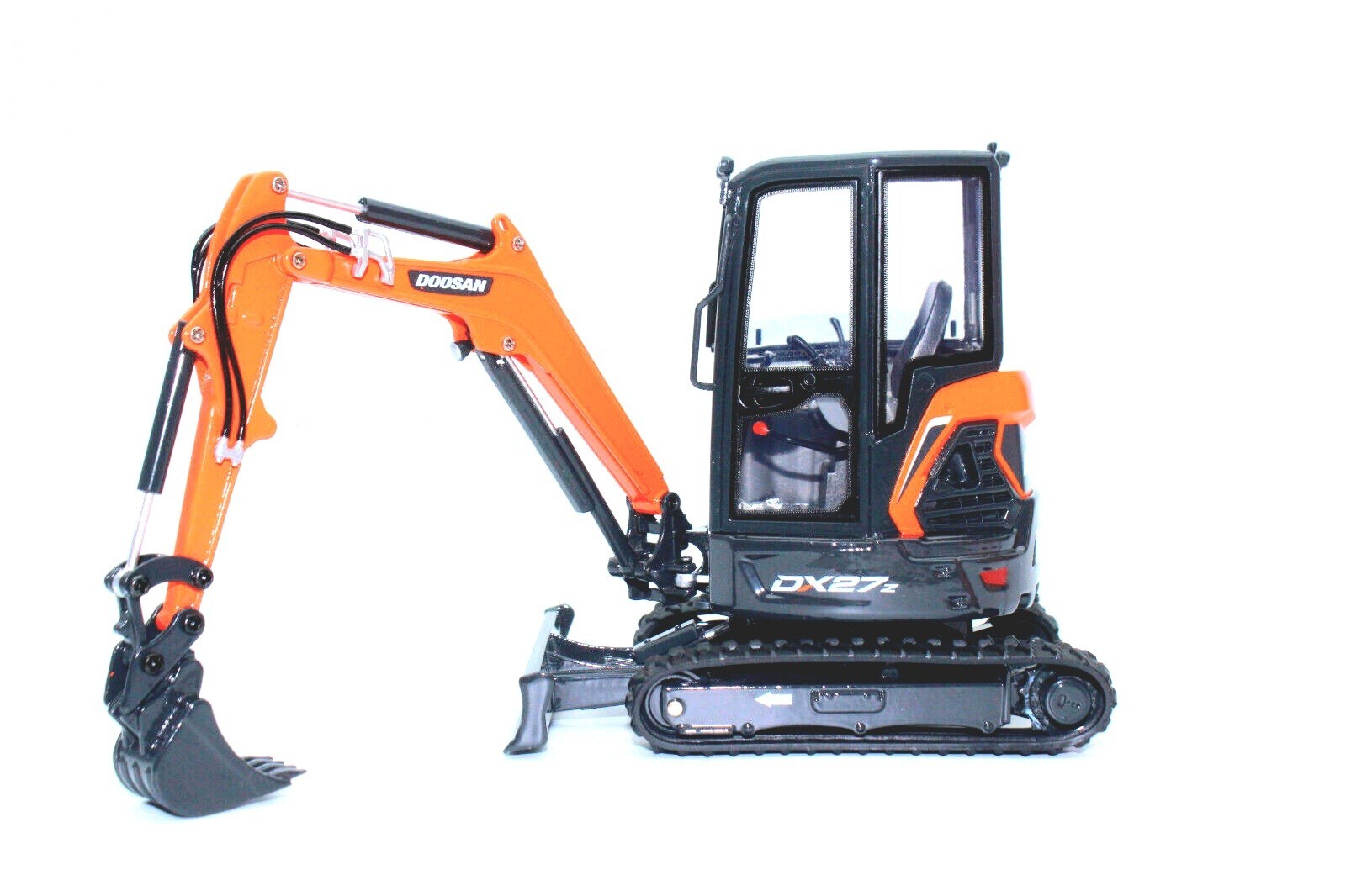 Doosan DX27Z Compact Excavator – UH IMC 1:25 Scale Diecast Model #UH8141 New