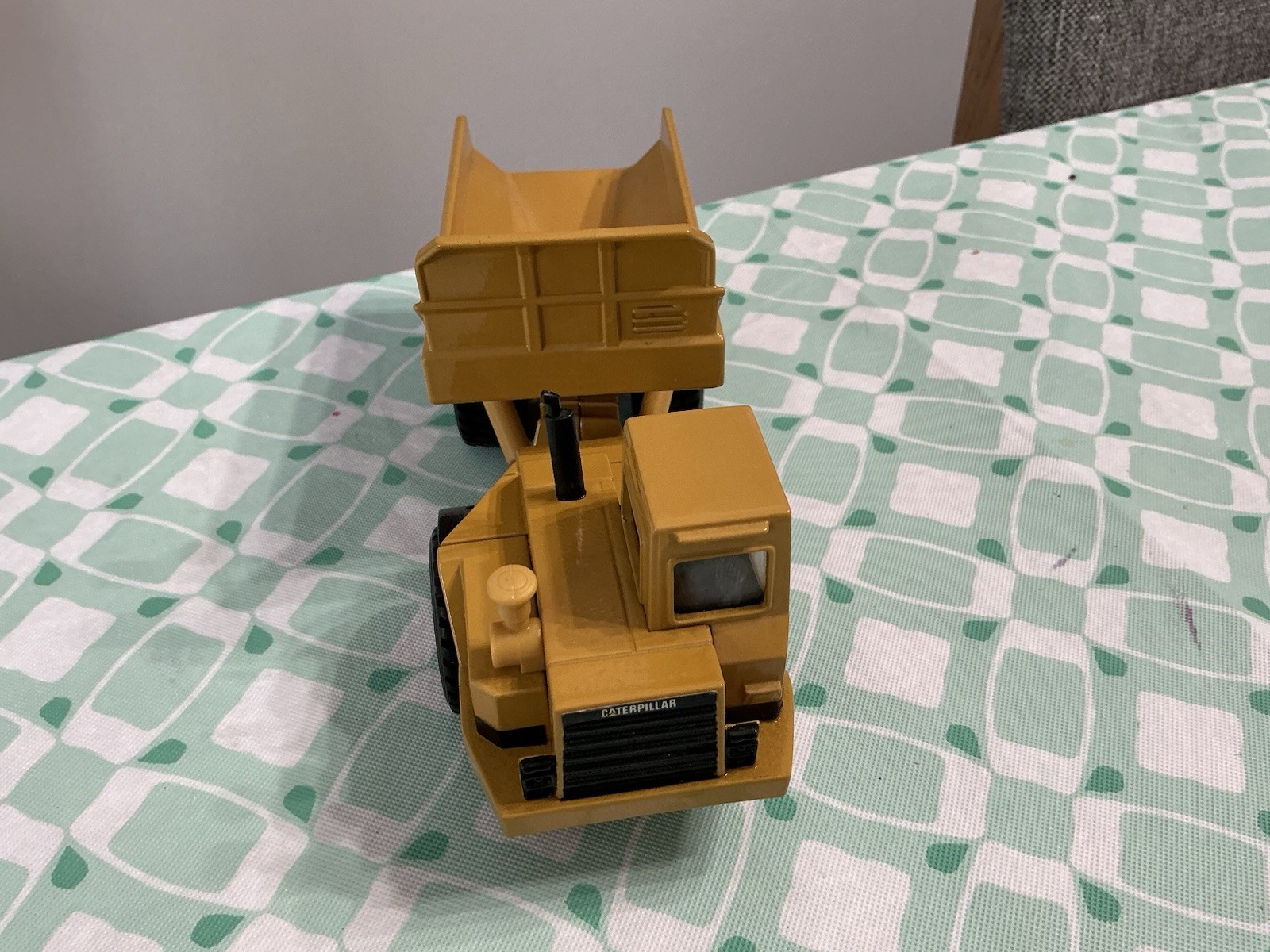 Ertl Mighty Movers 2431 1:50 Caterpillar D350D Articulated Dump Truck Die-Cast