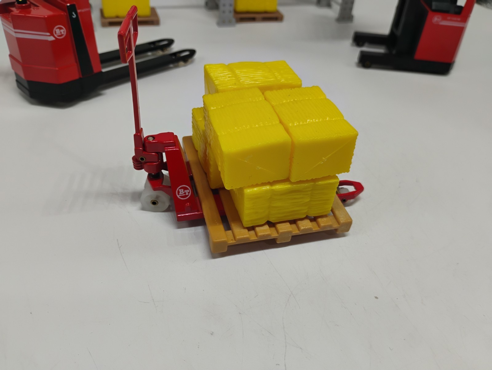 Warehouse Diorama Reach Lift Truck, Electric & Hand Pallet Jack, Racking&Pallets