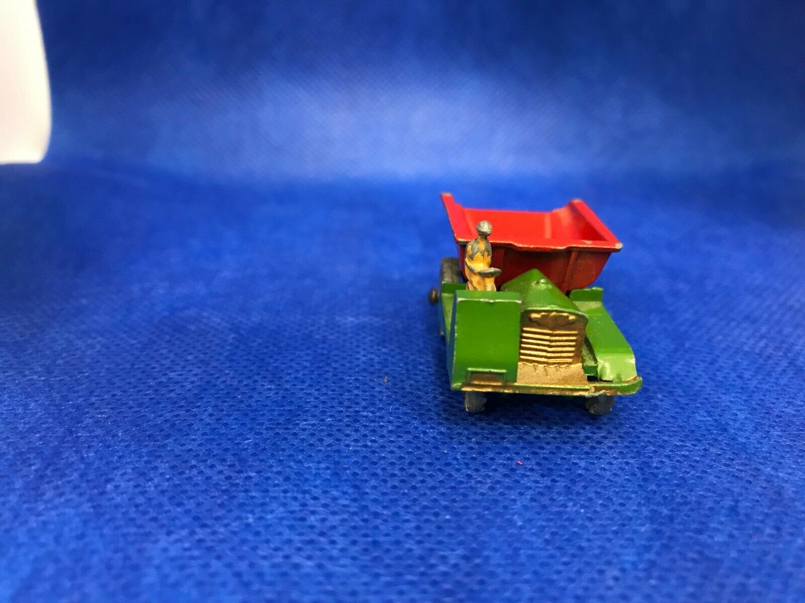 VINTAGE LESNEY ENGLAND NO. 2 DUMP TRUCK 1950’S RED GREEN YELLOW MAN METAL WHEELS