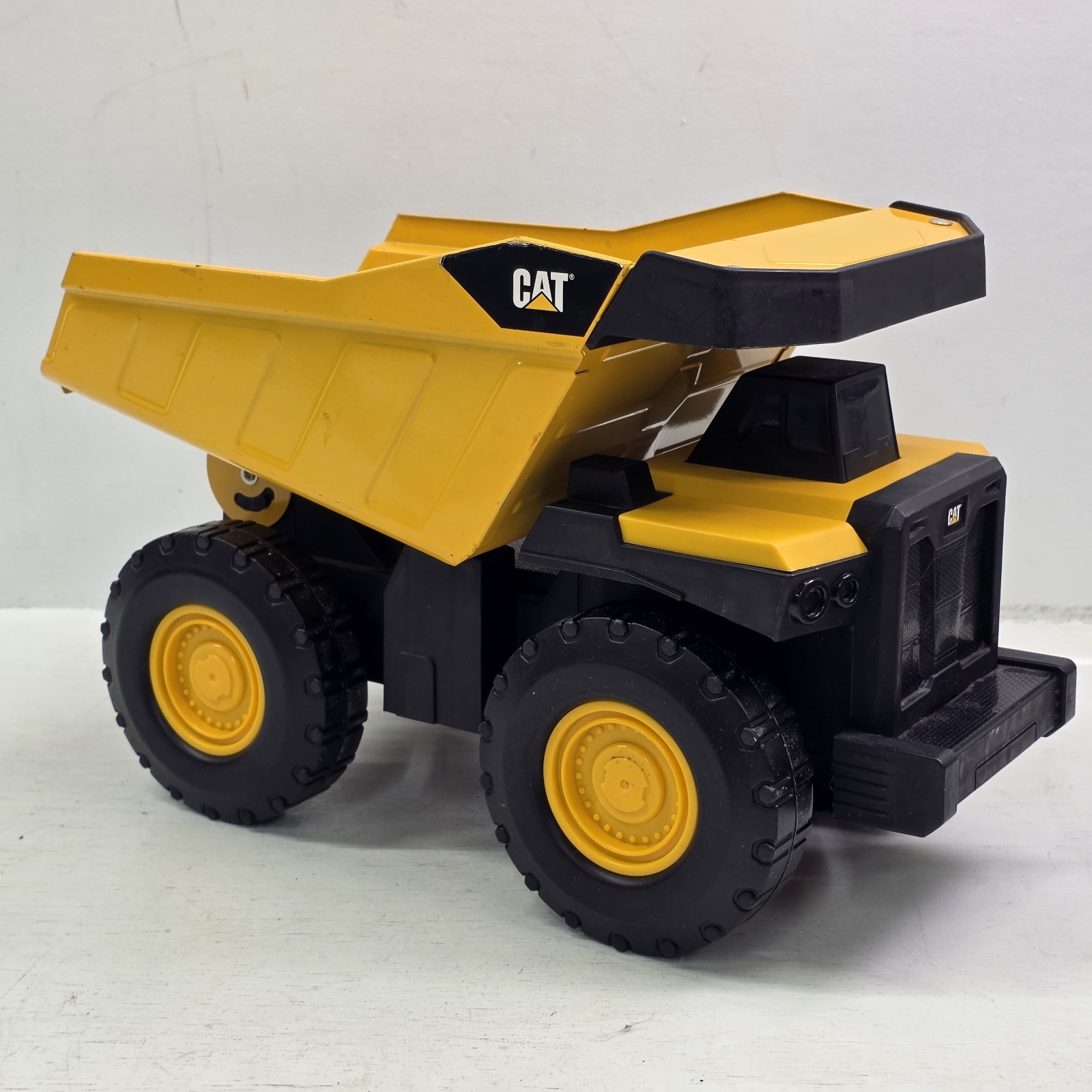 Funrise CAT CATERPILLAR 15″ Dump Truck Construction Mighty Steel & Plastic VG