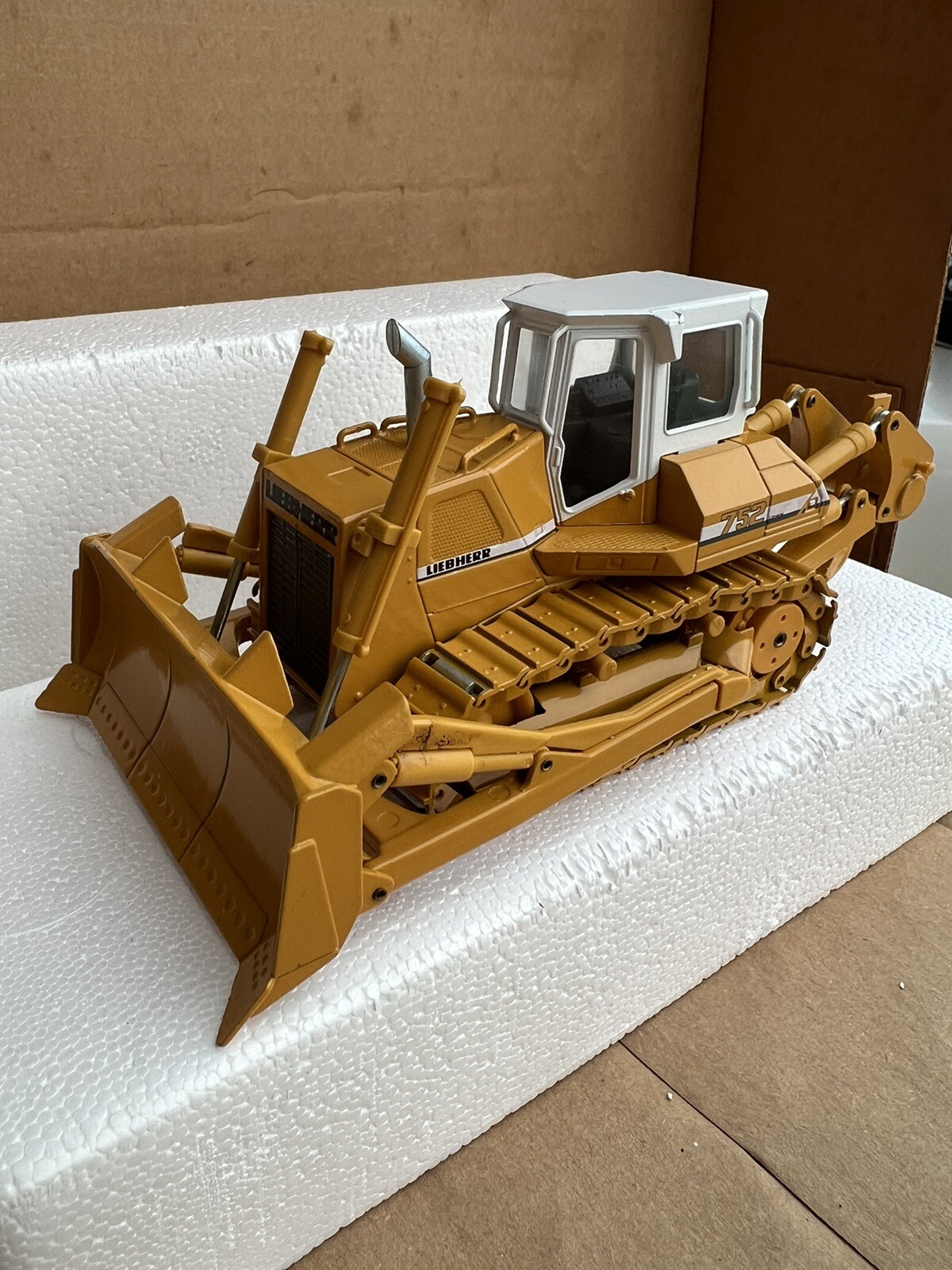 Conrad Liebherr PR 752 Dozer Crawler #2806 MIB