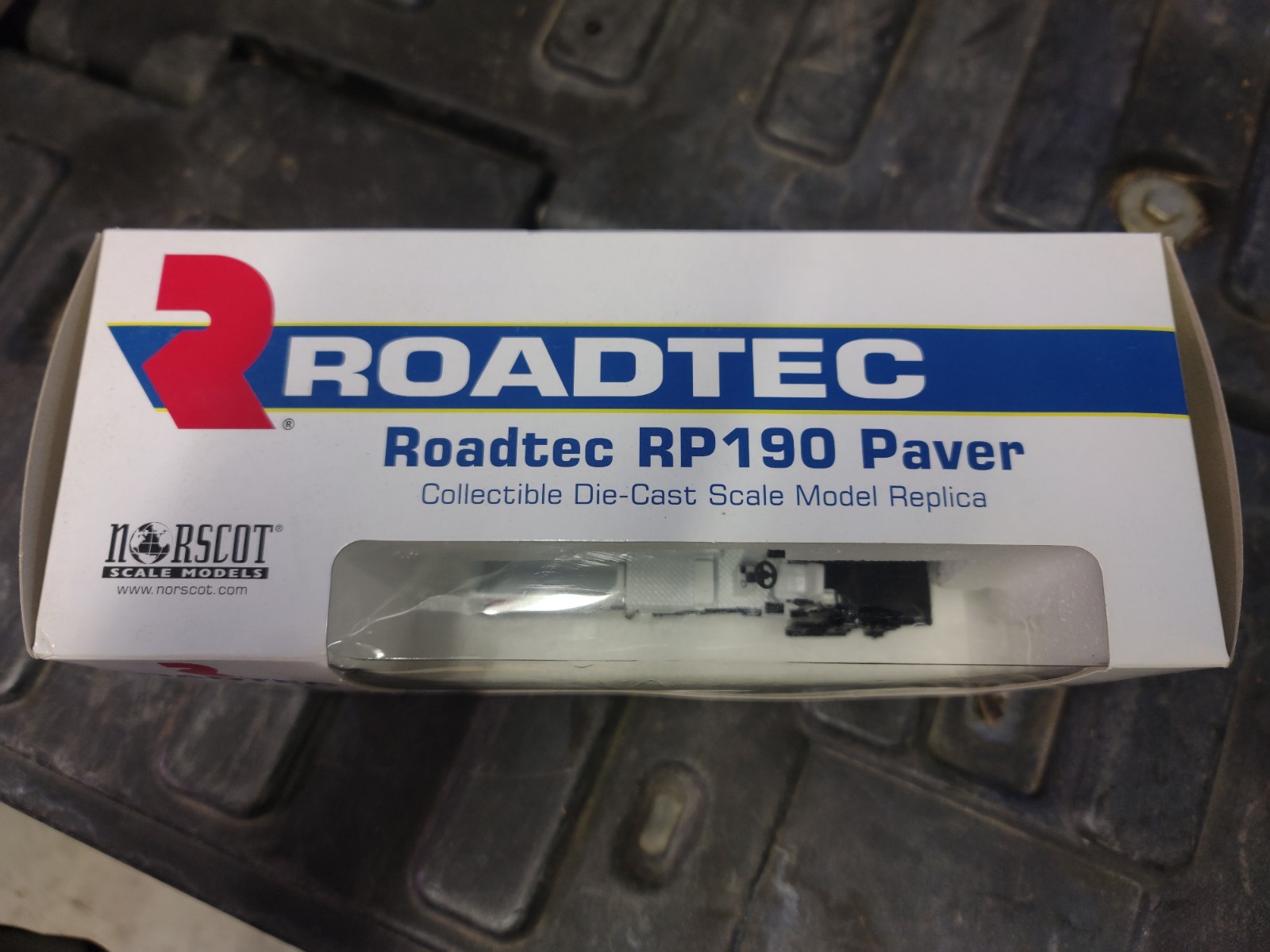 Norscot 1:50 Roadtec RP190 Paver