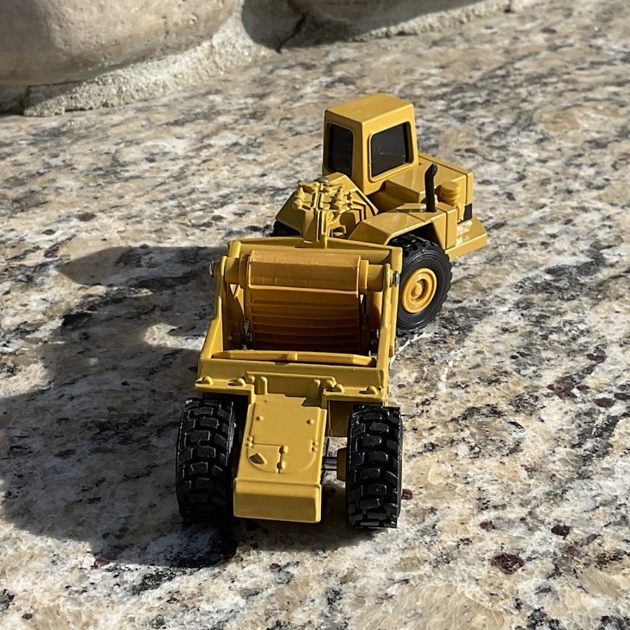 ERTL Caterpillar 613C Diecast Earth Mover Elevating Scraper Broken Belt Incl.