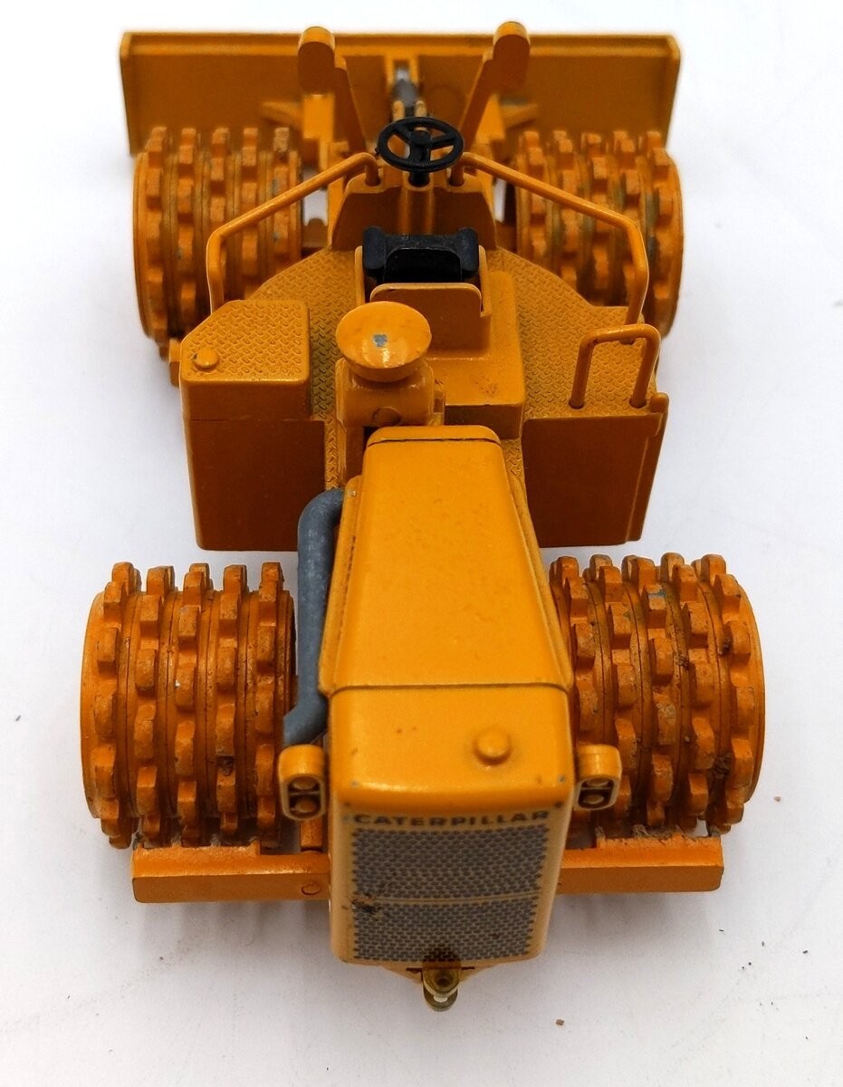NZG 135 1:50 Scale Diecast Caterpillar 825 Compactor – Yellow/Box