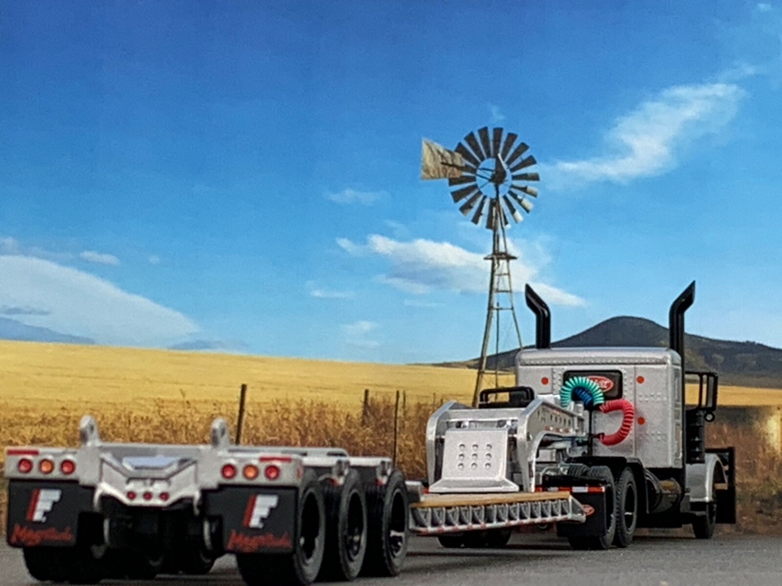 1/64 DCP PETERBILT 389 & FONTAINE MAGNITUDE LOWBOY TRAILER