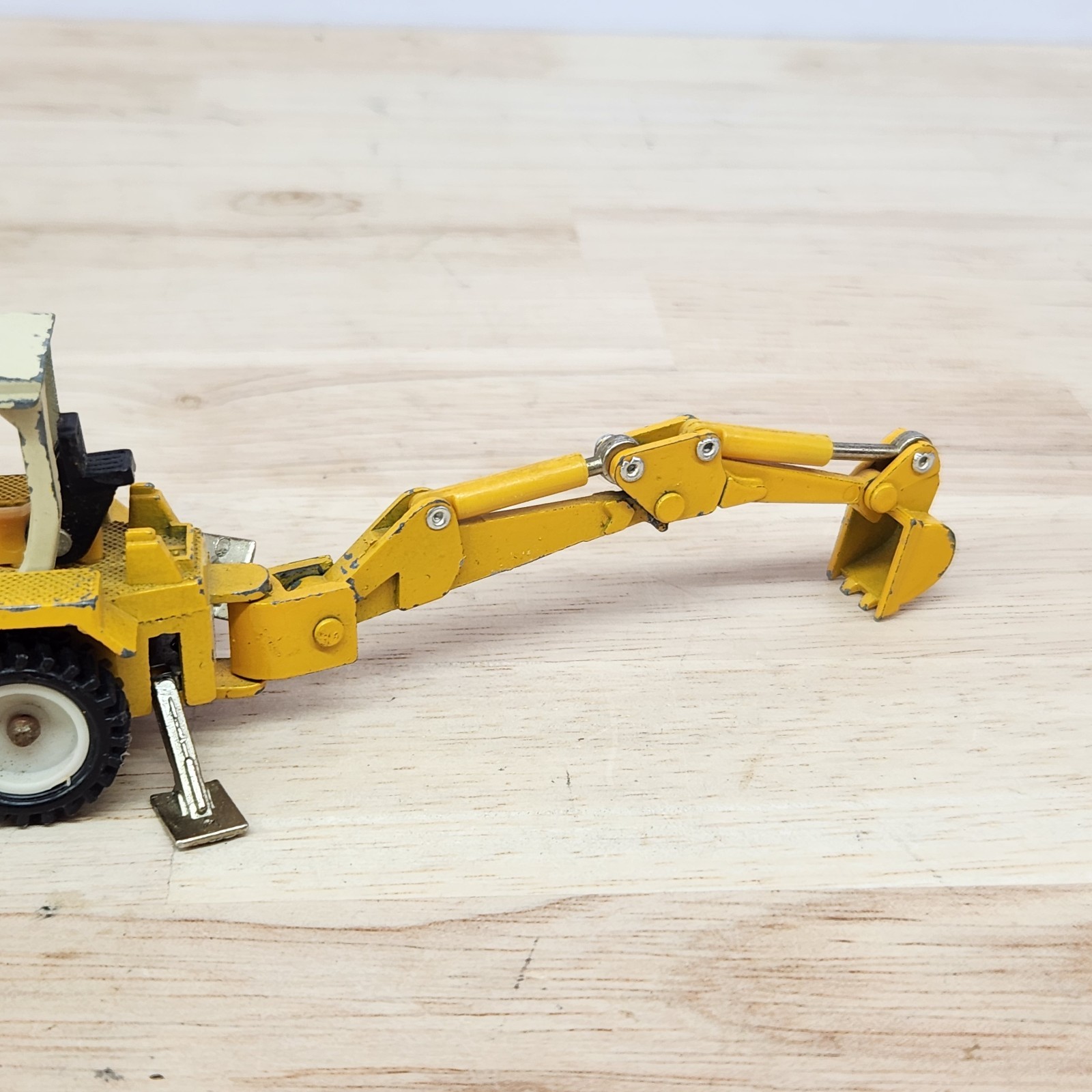 1:64 ERTL International Backhoe Loader Mighty Movers of the World