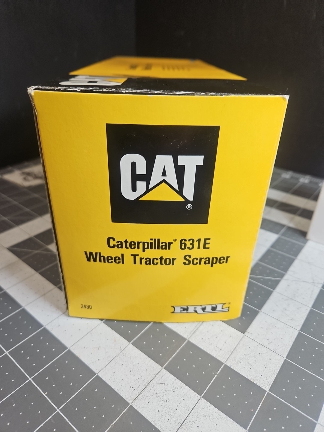 ERTL Caterpillar Cat 631E Wheel Tractor Scraper 1:50 Scale Model #2430 New