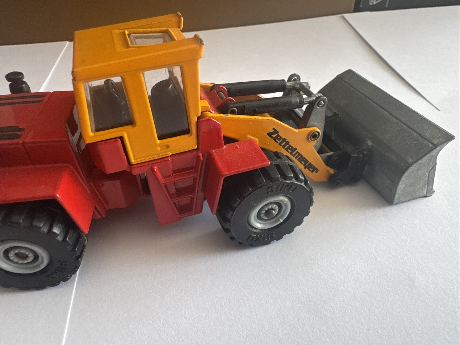 SIKU 1:55 Scale Zettemeyer Front Loader. Free Shipping