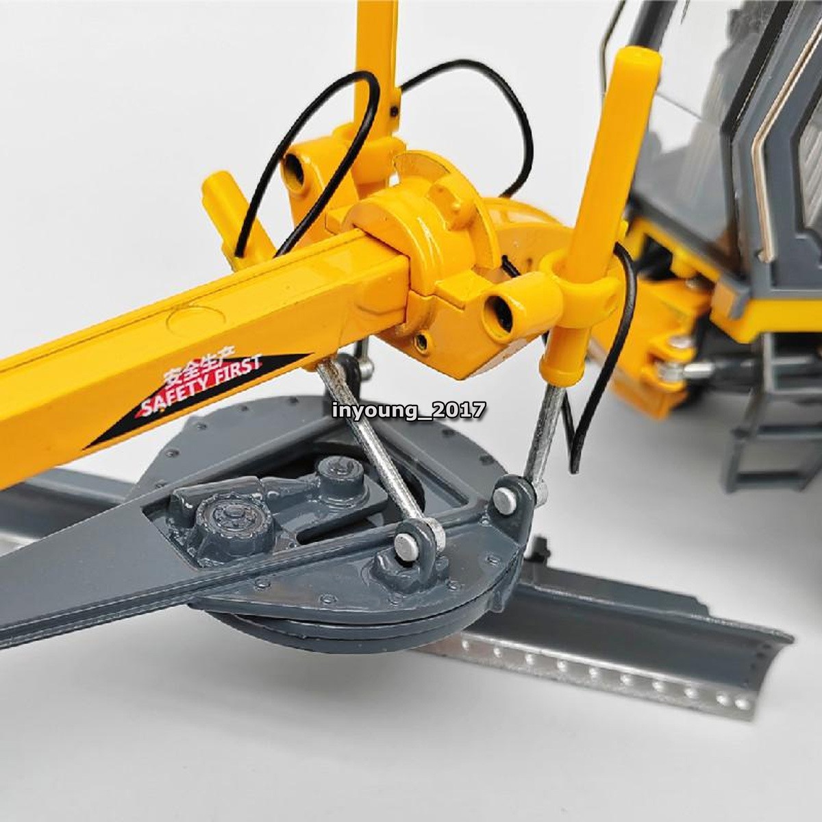 1:35 Grader Truck Toy Diecast Construction Toys Vehicle for Boys Kids Adults