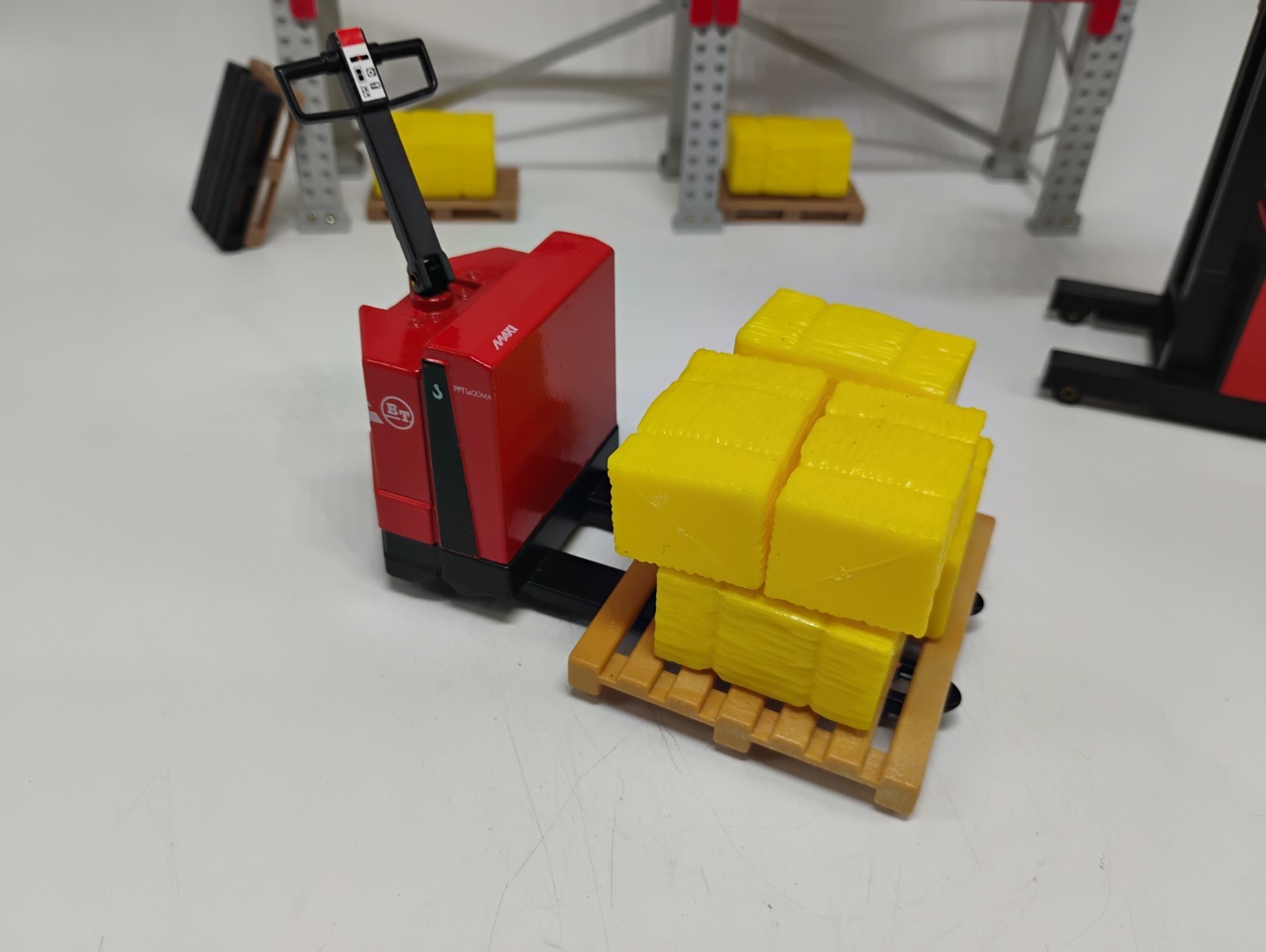 Warehouse Diorama Reach Lift Truck, Electric & Hand Pallet Jack, Racking&Pallets