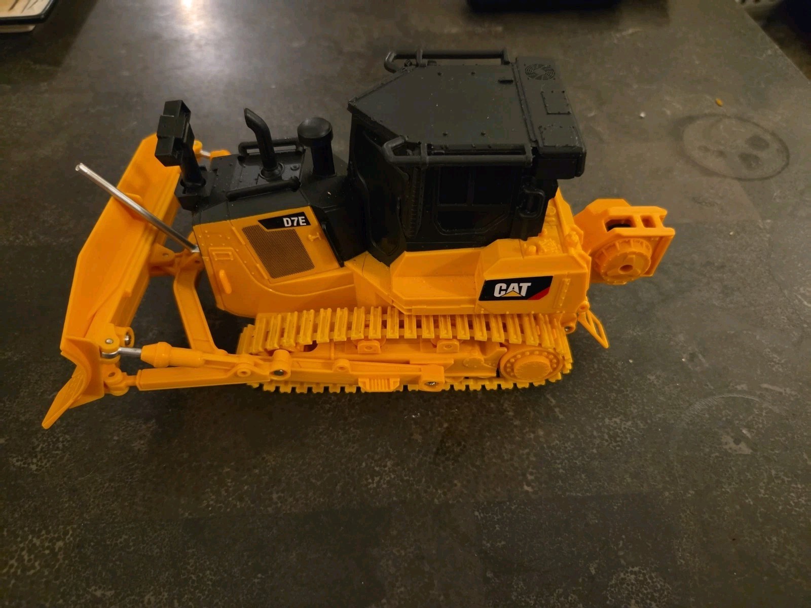 Fie Cast Masters Plastic CAT-D7E bulldozer NO REMOTE CONTROLLER