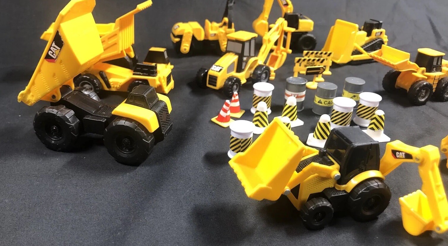 Caterpillar Construction Toy Plastic Mini Trucks lot Of 11 With Acessories.