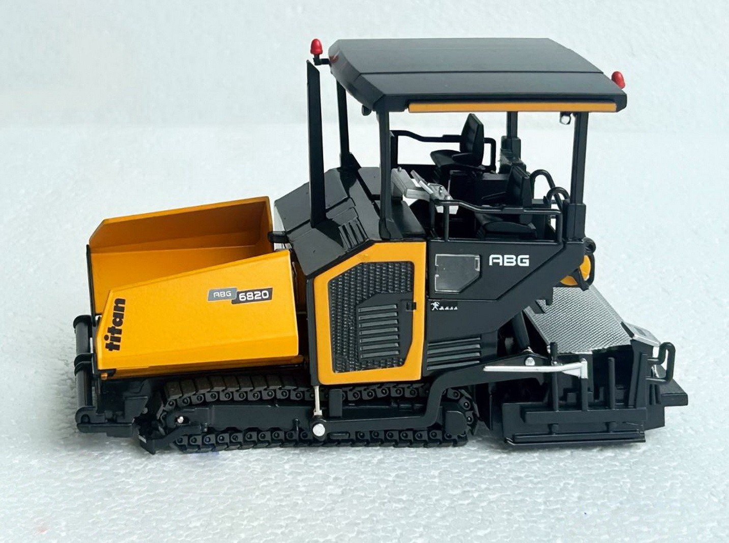 1/50 Scale AMMANN ABG 6820 TRACKED ASPHALT PAVER Yellow Diecast Model Toy Gift