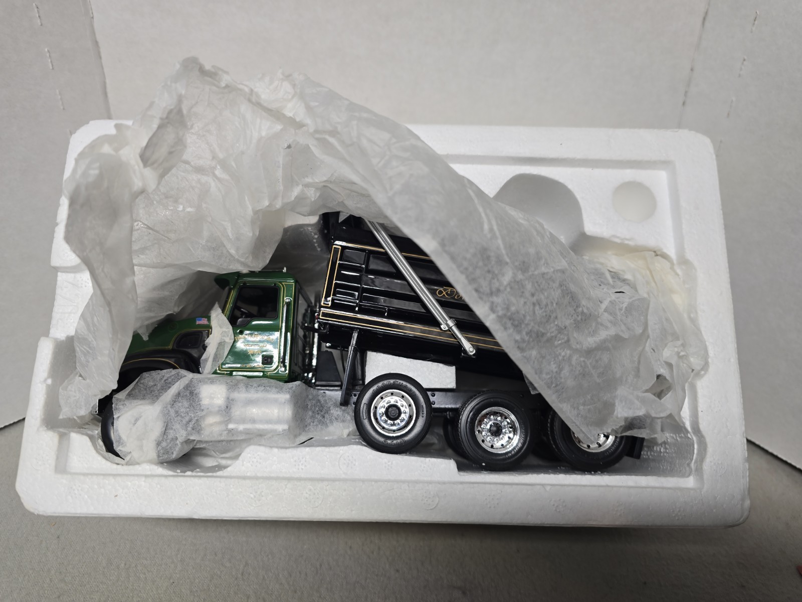 Mack Granite Heavy-Duty Green / Black Dump Truck 1:34 scale by First Gear (2003)