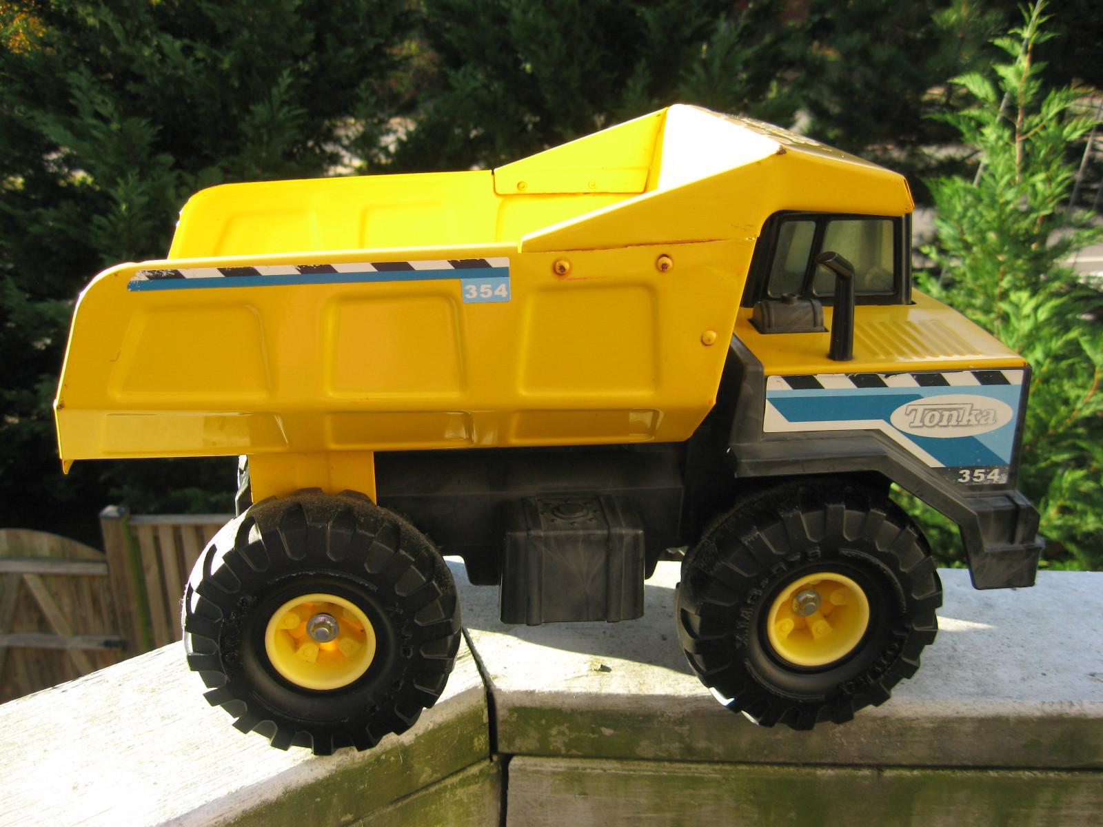 1999 TONKA NO. 354 MIGHTY DUMP TRUCK 16″ PRESSED-STEEL