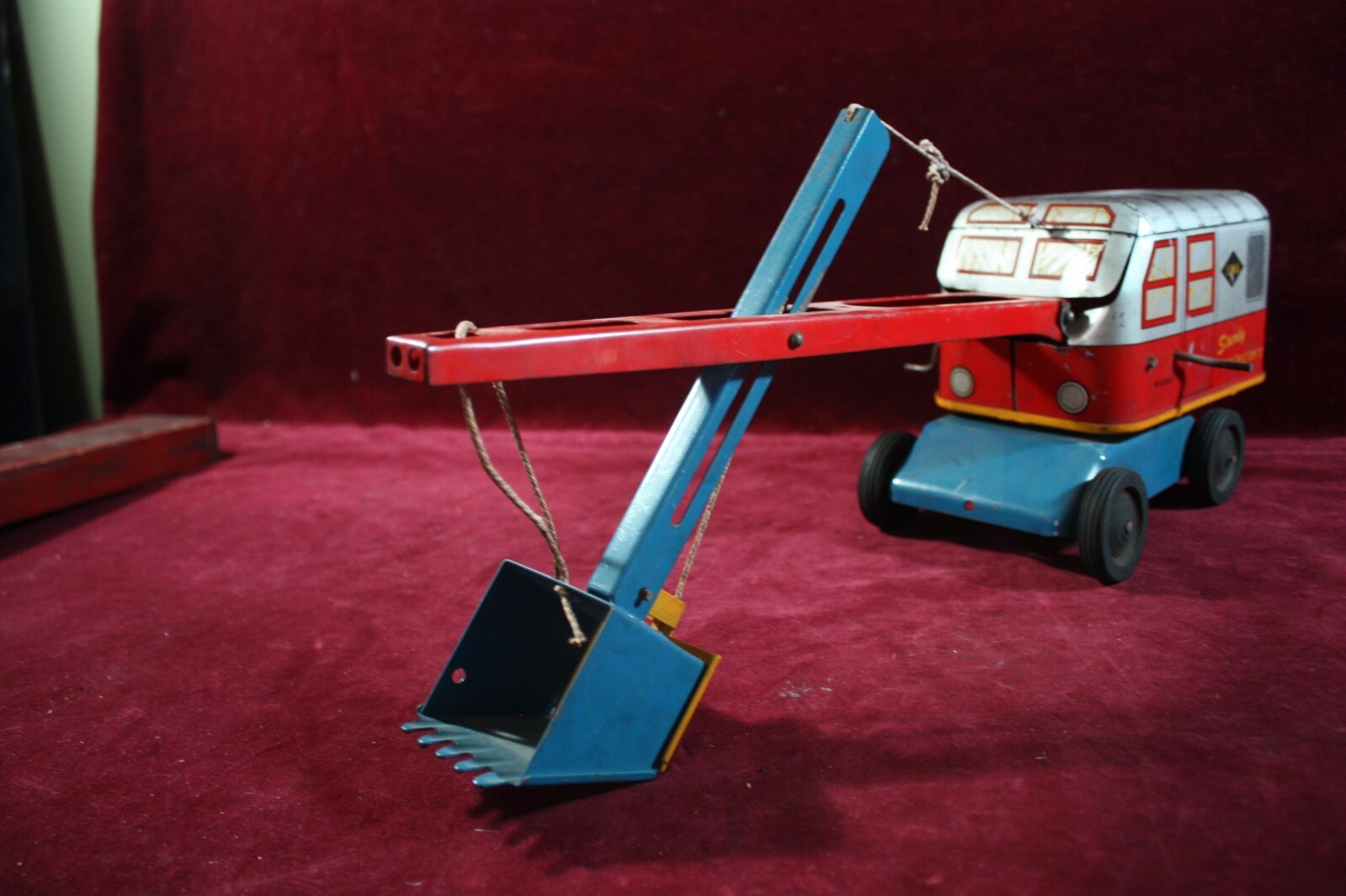 * VINTAGE WYANDOTTE STURDY CONSTRUCTION CO. TIN PRESSED STEEL TOY STEAM SHOVEL *