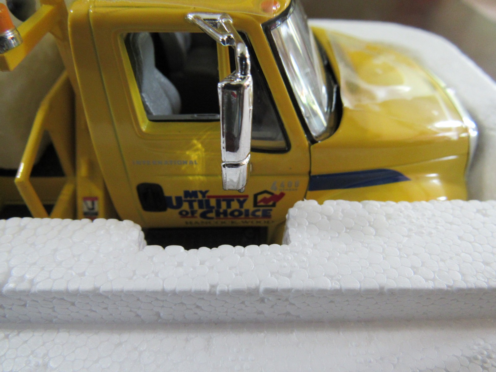 FIRST GEAR 1/34 HANCOCK WOOD IHC 4400 UTILITY TRUCK – NIB – NEVER DISPLAYED