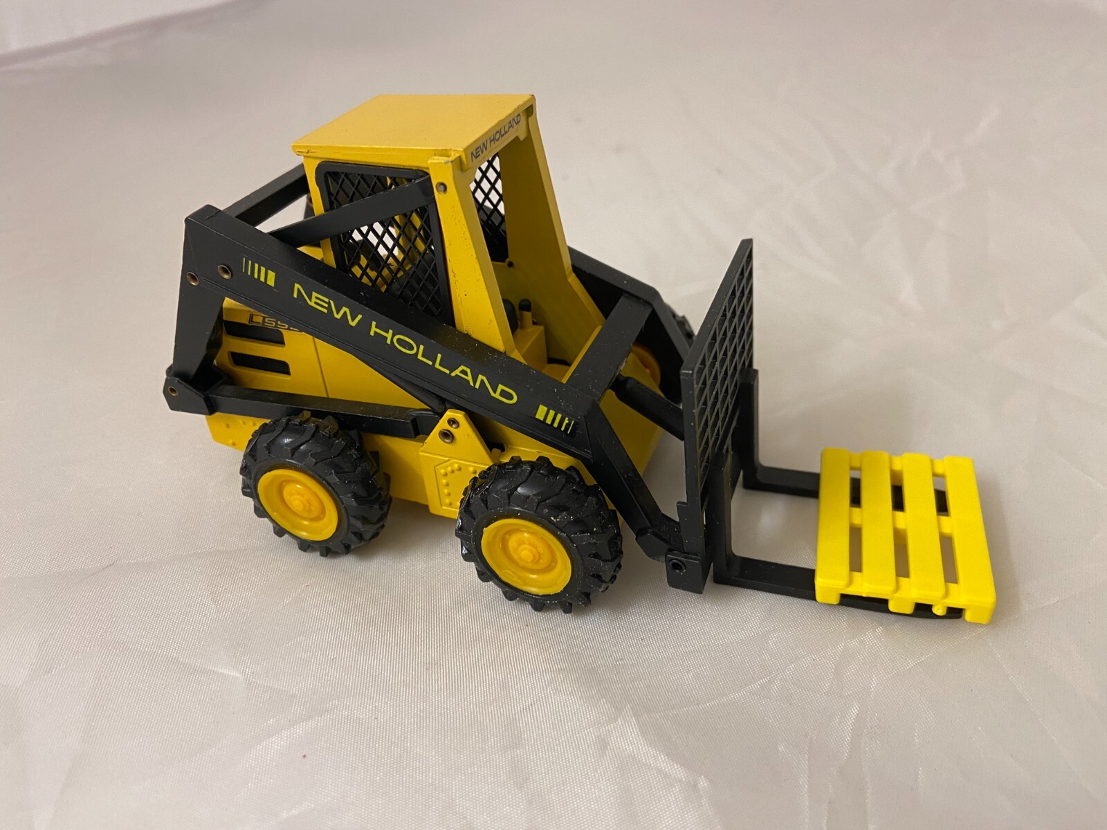 NZG No. 276 New Holland Super Boom Loader – 1:25 scale
