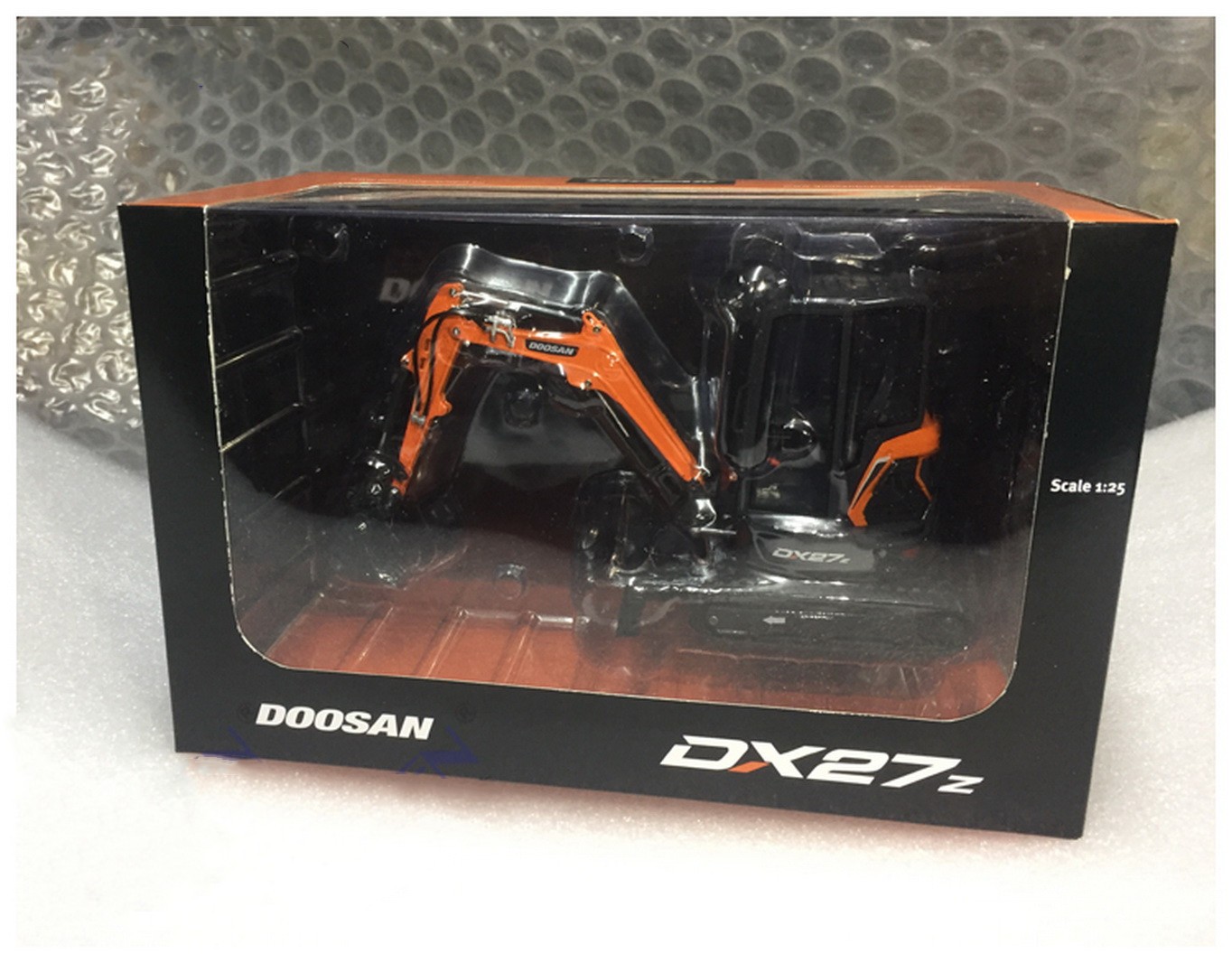 Universal Hobbies 1/25 DOOSAN DX27Z Compact Excavator Diecast Model UH8141