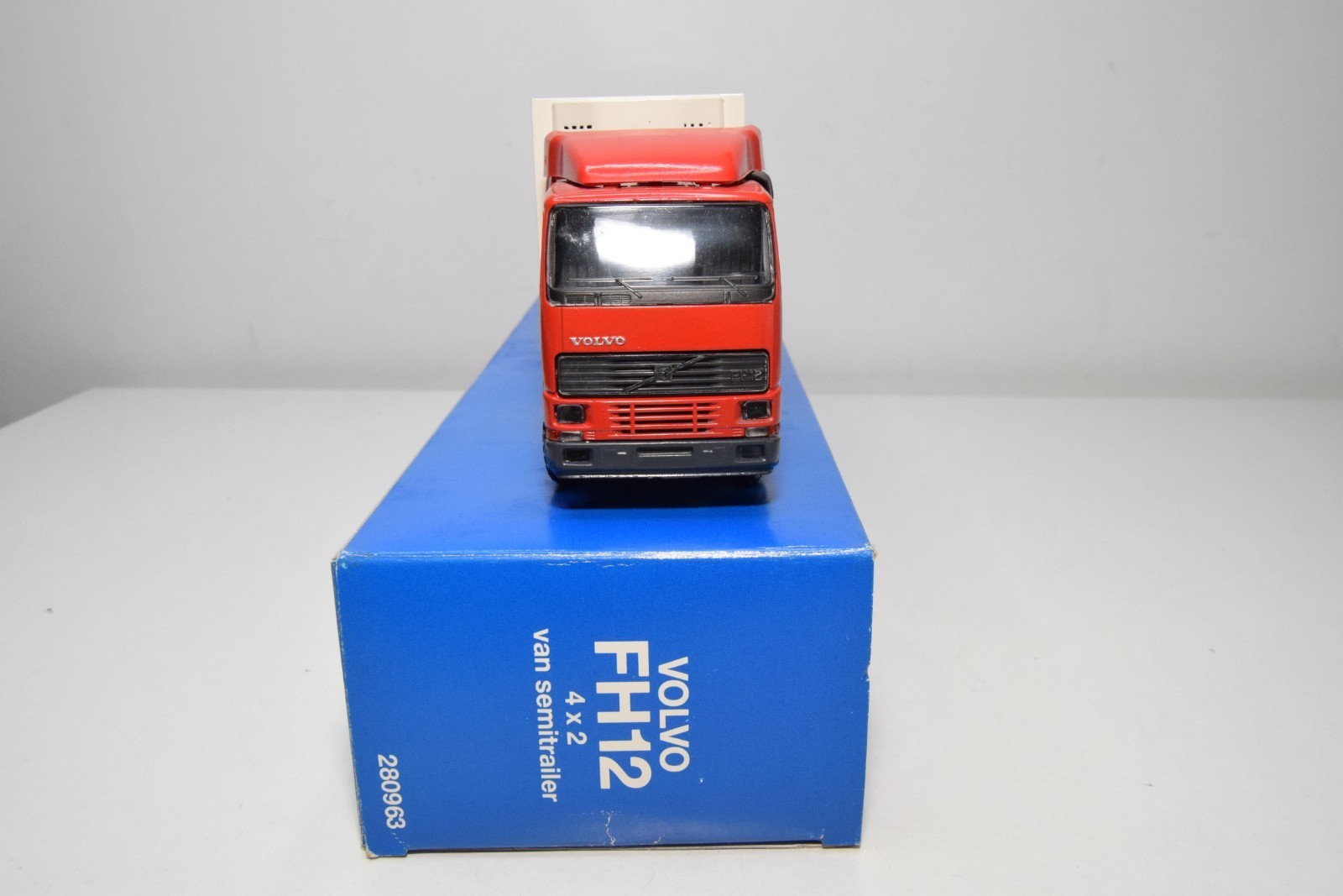 B71 1:50 CONRAD 280963 VOLVO FH12 4X2 TRUCK 3 AXLE SEMI TRAILER NMIB