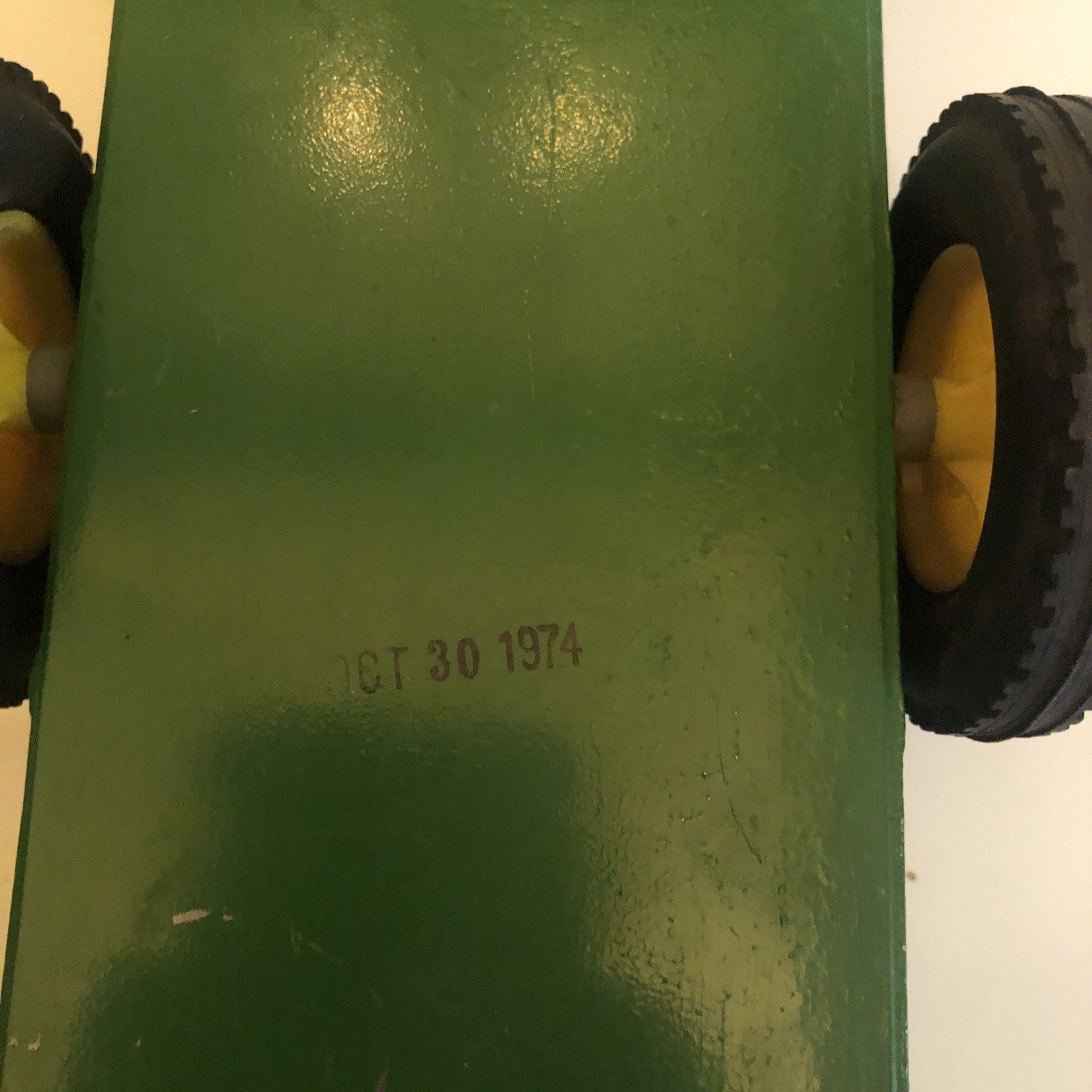 Vintage 1974 Ertl 1:16 Scale John Deere Manure Spreader, 14″ Long, Used