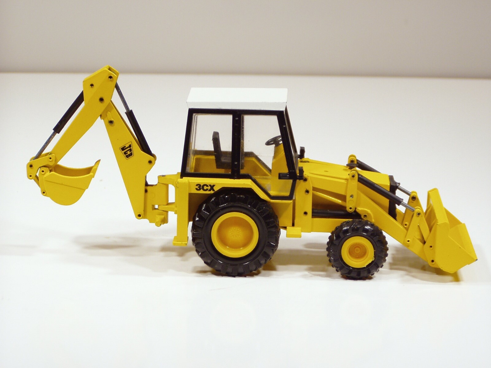 JCB 3CX Backhoe – Black Cab – 1/35 – NZG #277 – N.MIB
